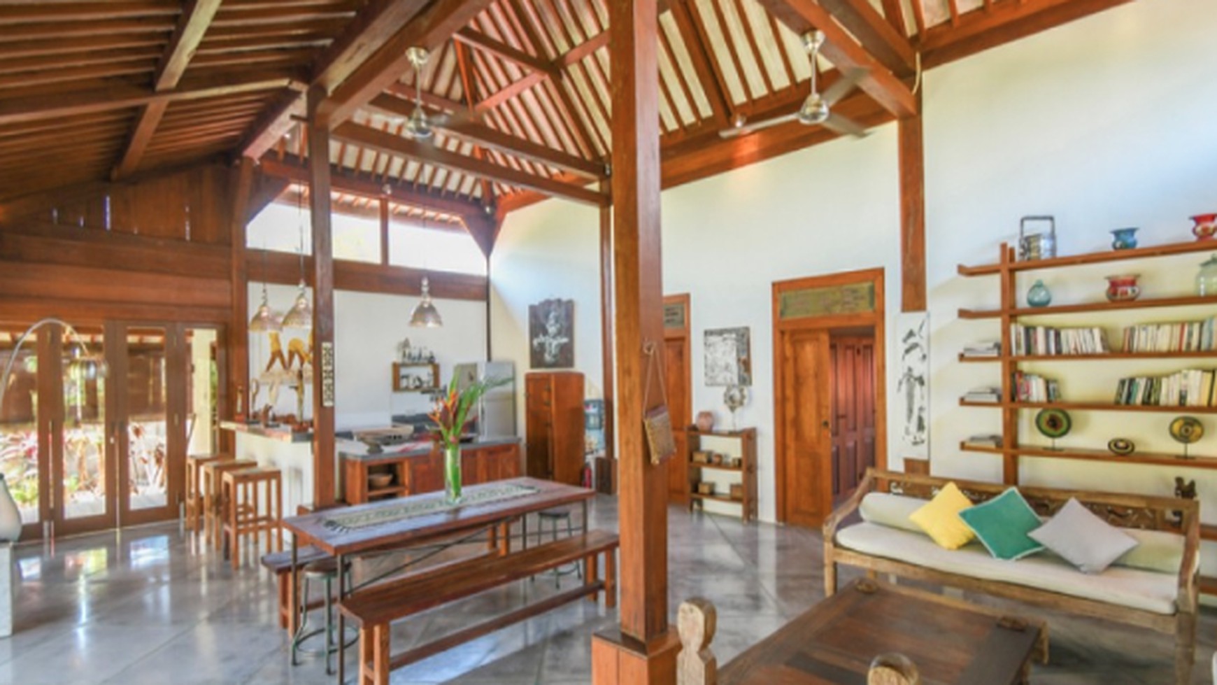 STUNNING SPACIOUS VILLA MINUTES AWAY FROM THE BEACH BEYOND CANGGU