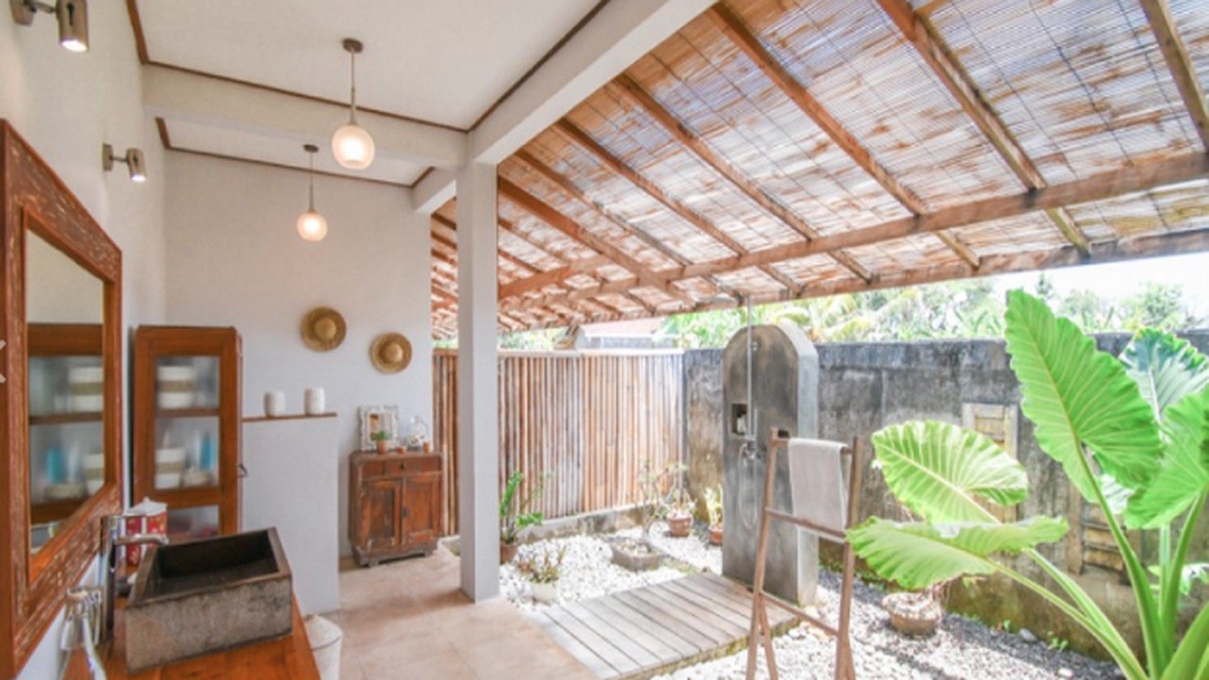 STUNNING SPACIOUS VILLA MINUTES AWAY FROM THE BEACH BEYOND CANGGU