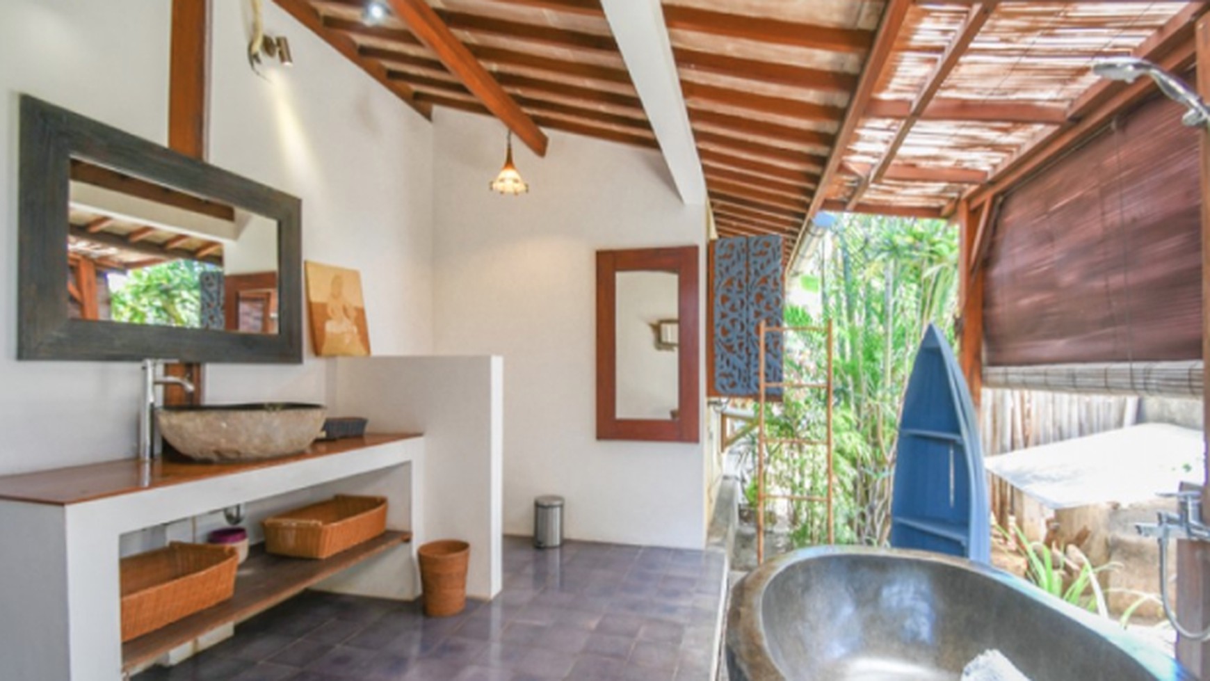 STUNNING SPACIOUS VILLA MINUTES AWAY FROM THE BEACH BEYOND CANGGU