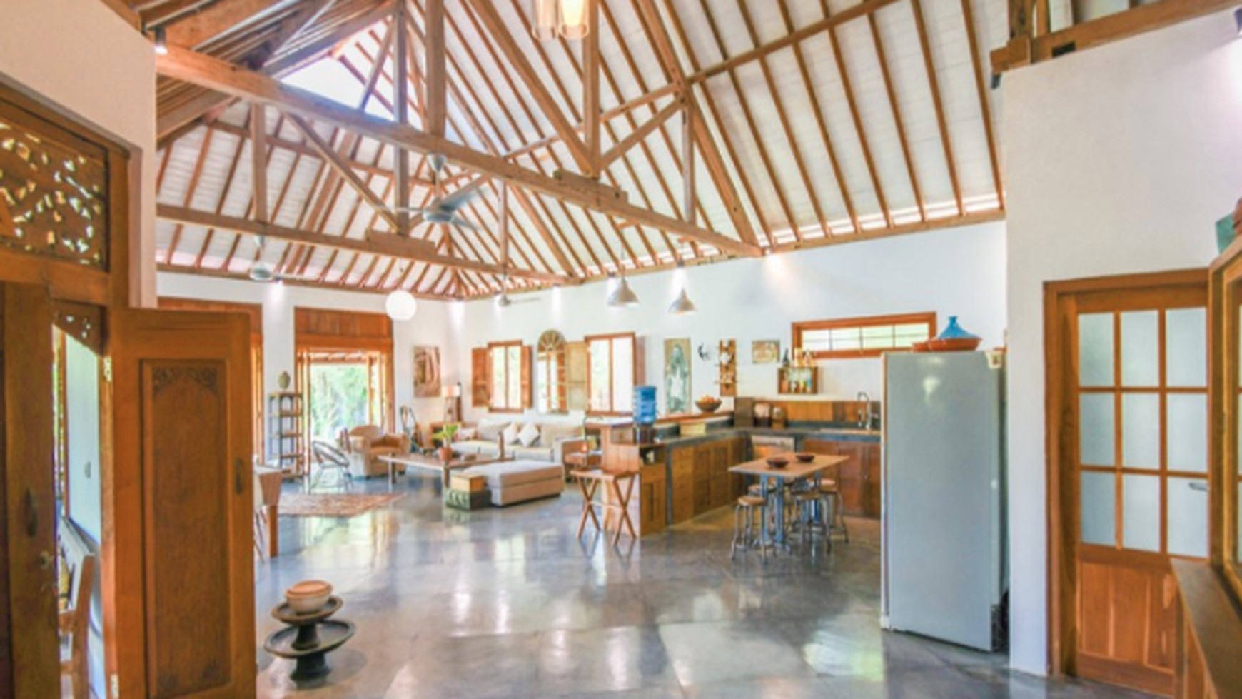 STUNNING SPACIOUS VILLA MINUTES AWAY FROM THE BEACH BEYOND CANGGU