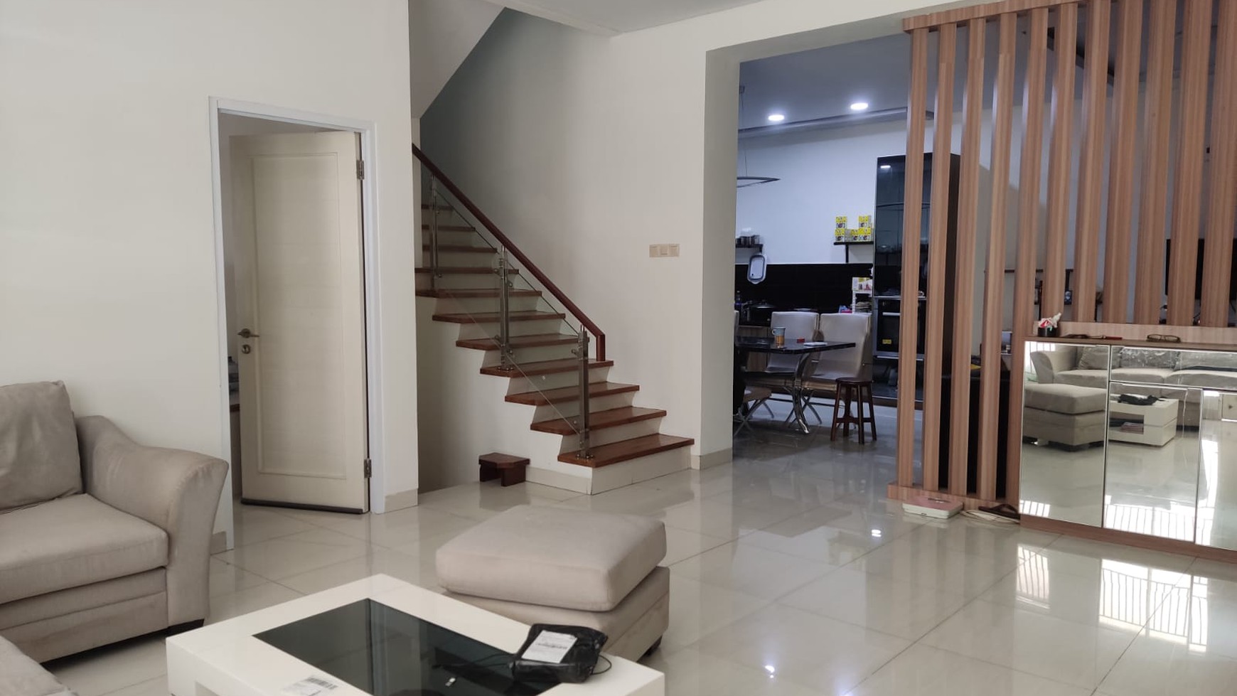 Rumah Bagus 3 Lantai ,Harga nego do Golf Lake Residence Cengkareng Jakarta Barat