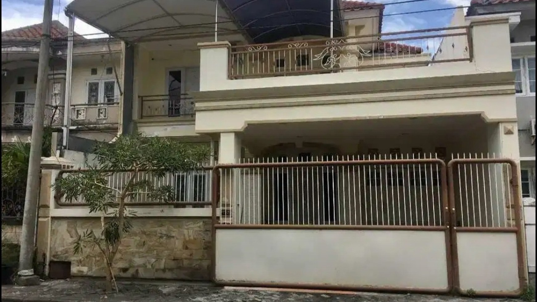  Dijual Rumah Dian Istana Wiyung Surabaya TerLUAS TerMURAH + Furniture + Balkony ATAS LUAS Strategis dekat Graha Famili, Akses Tol Satelit