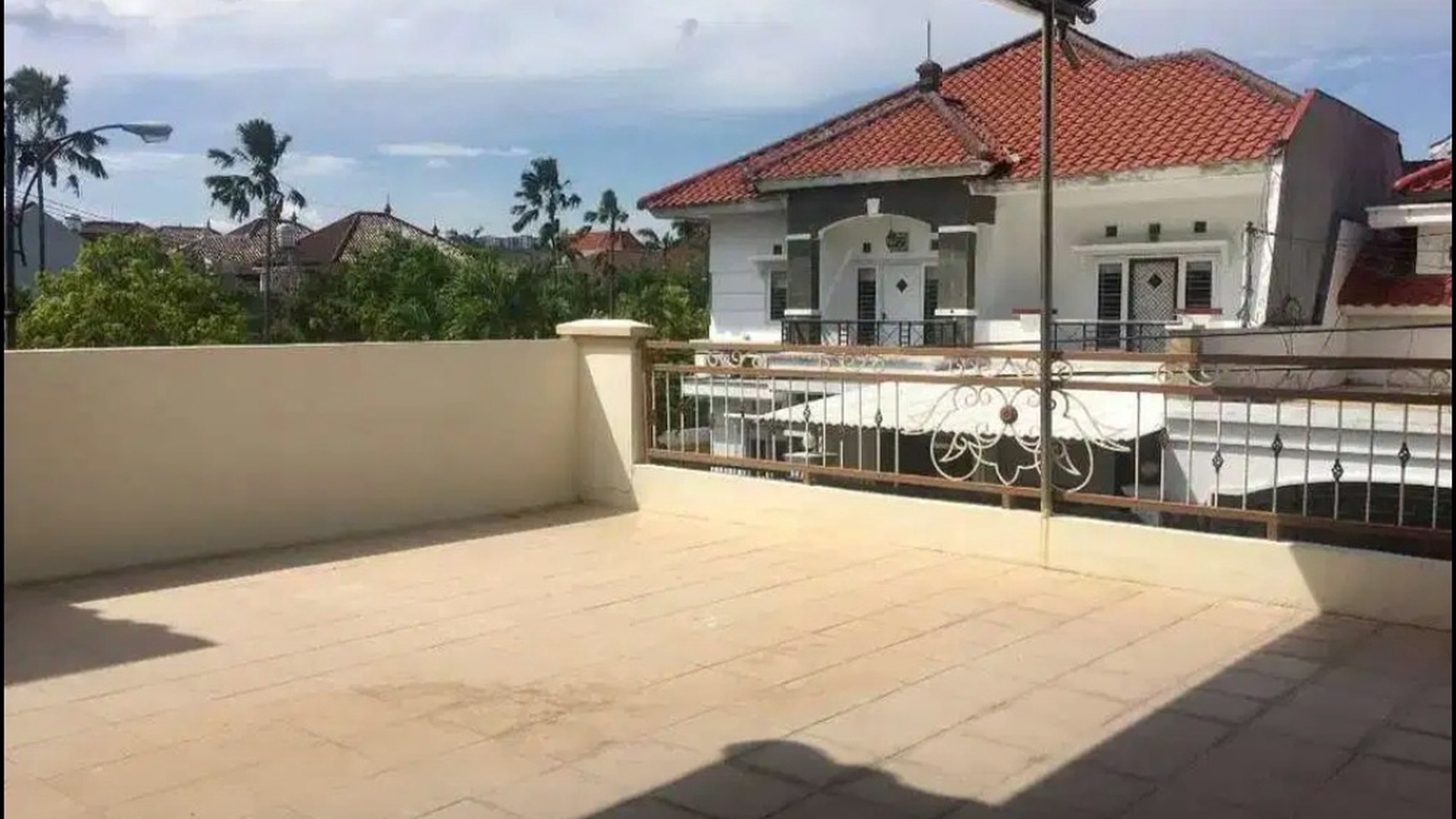  Dijual Rumah Dian Istana Wiyung Surabaya TerLUAS TerMURAH + Furniture + Balkony ATAS LUAS Strategis dekat Graha Famili, Akses Tol Satelit