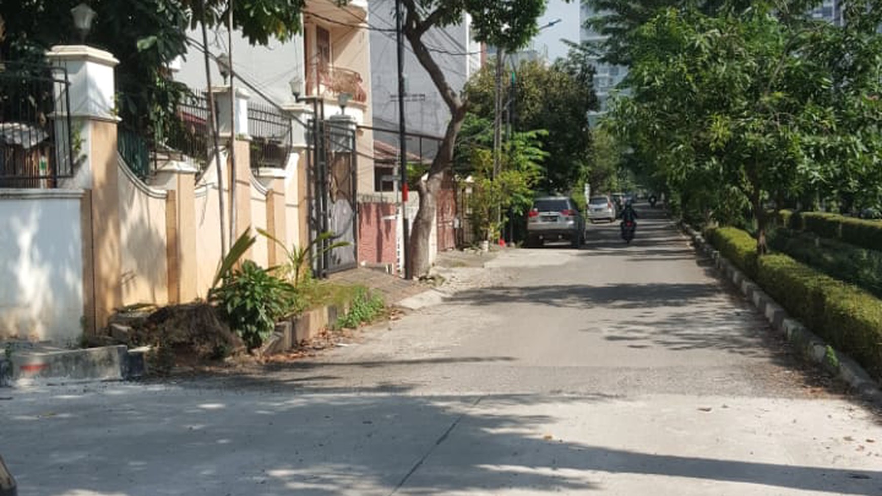 Rumah Raya kelapa Lilin .  Jalan besar .