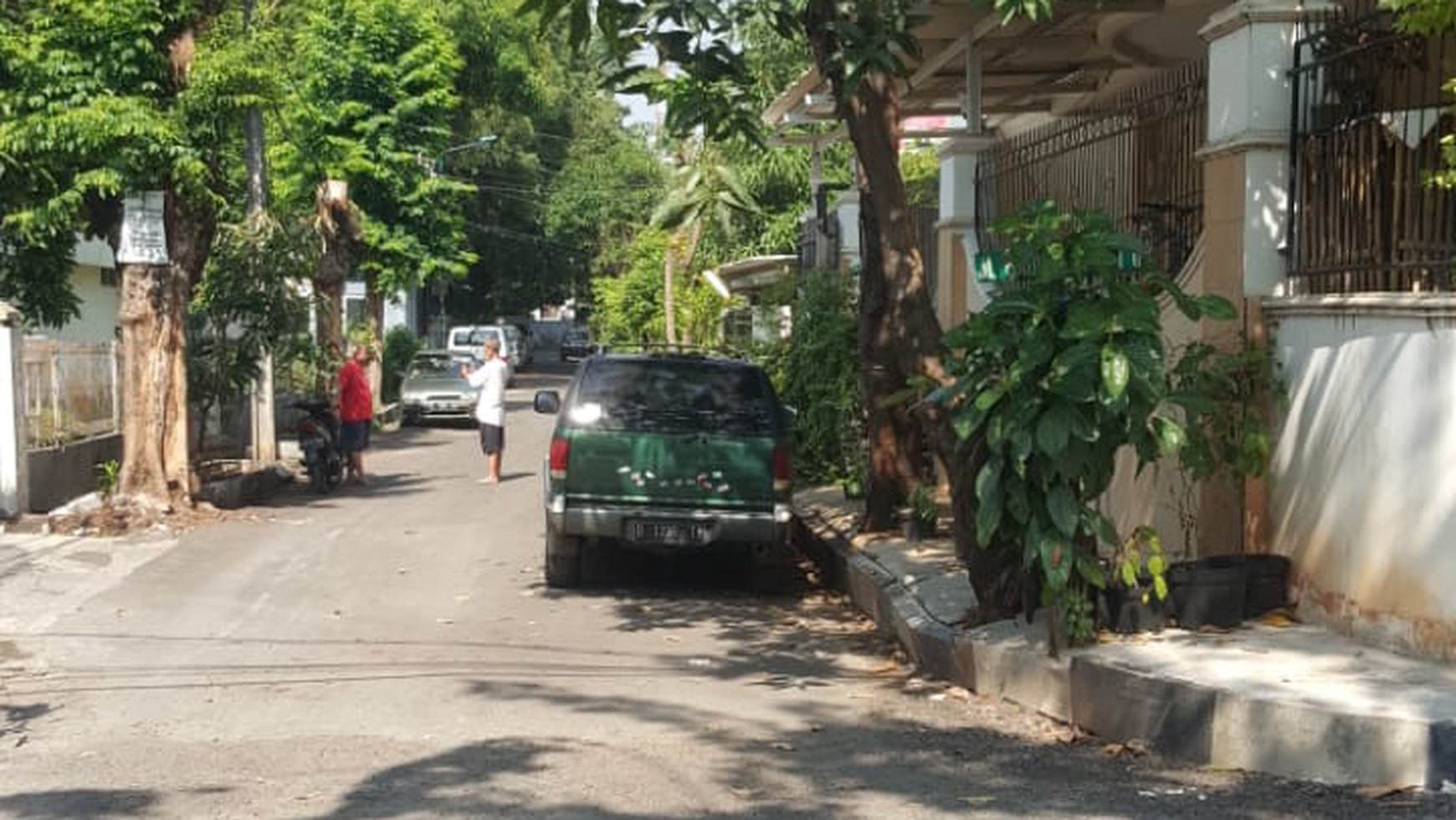 Rumah Raya kelapa Lilin .  Jalan besar .