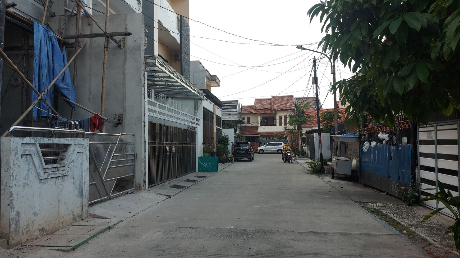 Rumah hadap timur jalan lebar di Bina Husada, Sunter Jaya