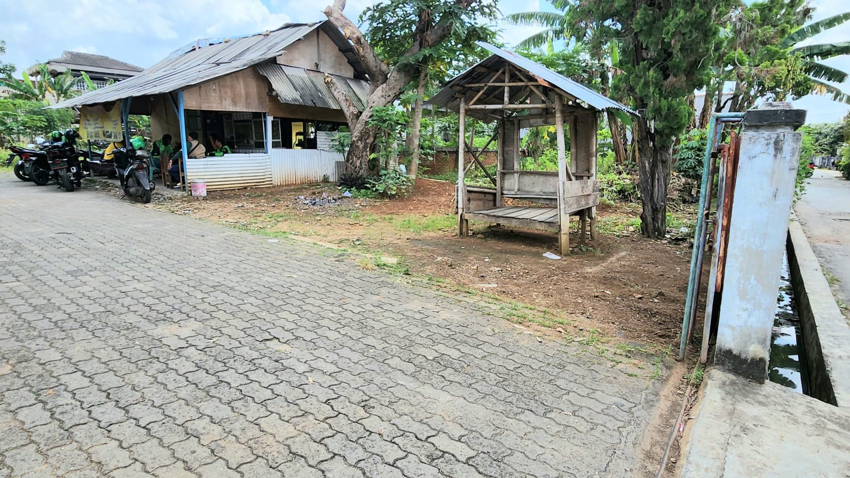 Tanah dan Bangunan dekat UBL dan MCD Kedaton