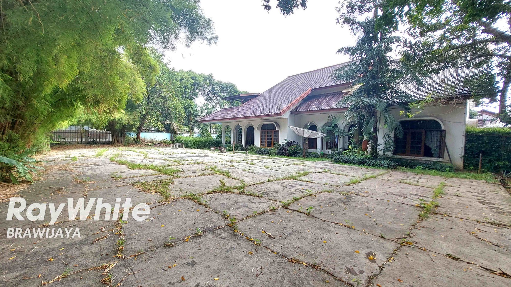 RUMAH DI KOMPLEKS ADHYAKSA, LEBAK BULUS, HANYA 2 KM KE MRT LEBAK BULUS