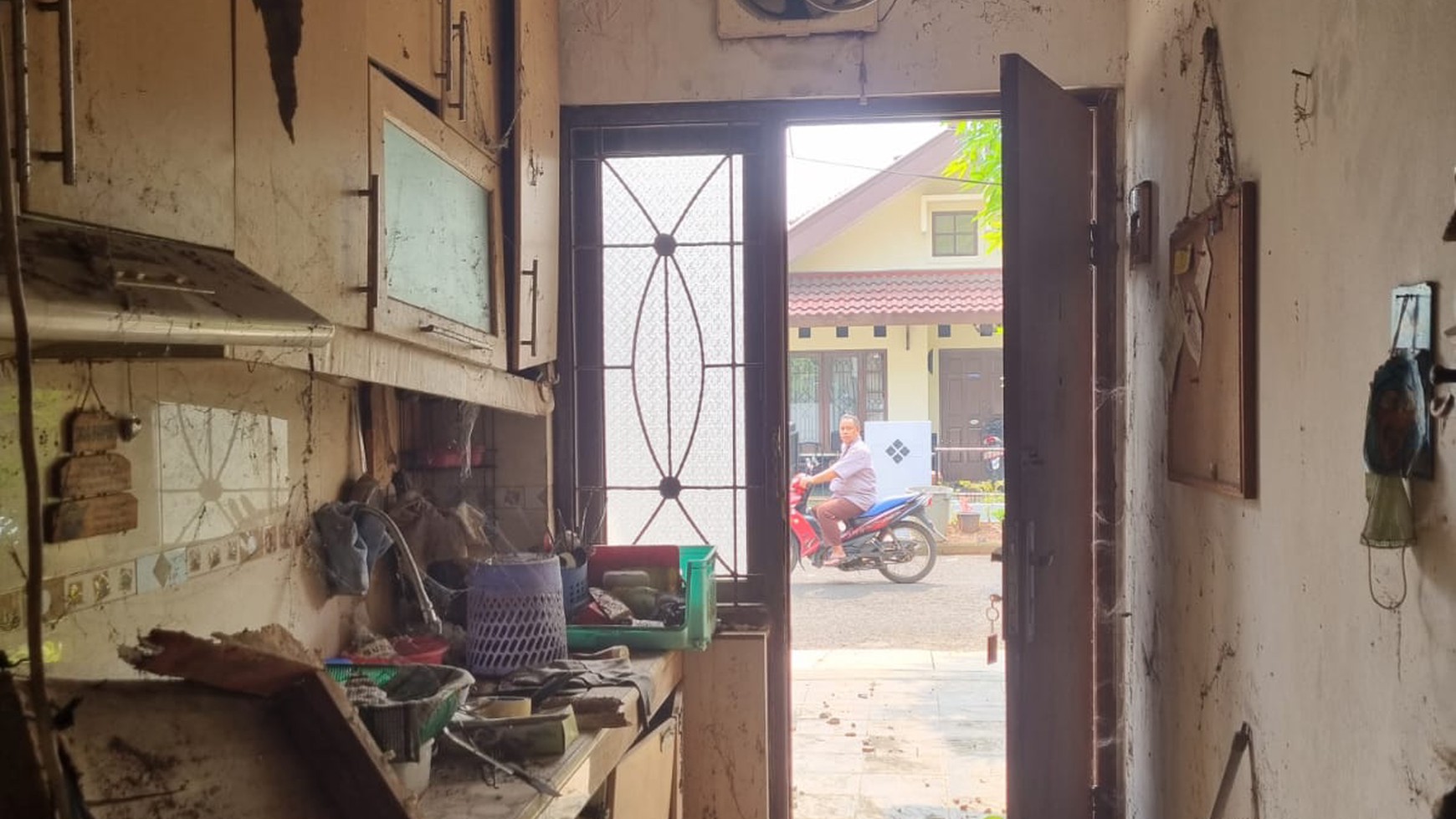 Dijual Rumah Kondisi Apa Adanya dan Lokasi Strategis @Graha Bintaro