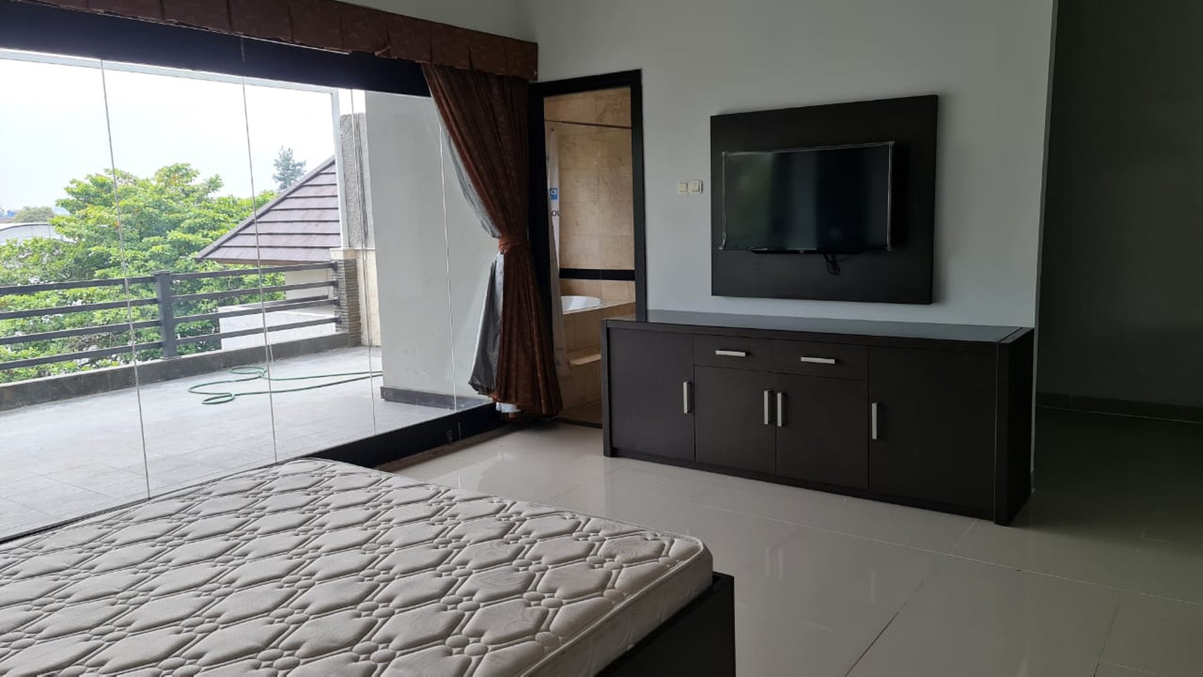 Rumah Mewah Furnished di Setrasri Kulon, Bandung