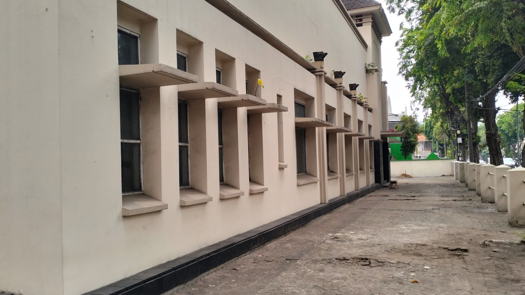 Disewakan tempat Usaha Komersial Area, Pusat Kota, Jl. Panglima Sudirman Surabaya