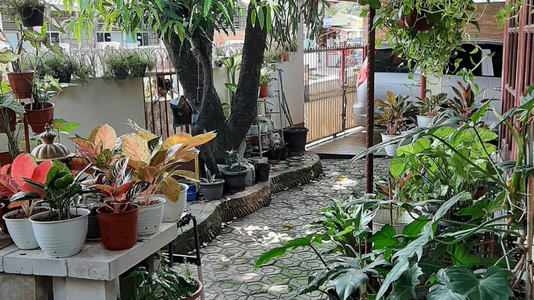 Rumah Terawat di Jalan Gotong Royong, Ciledug, Larangan Indah 