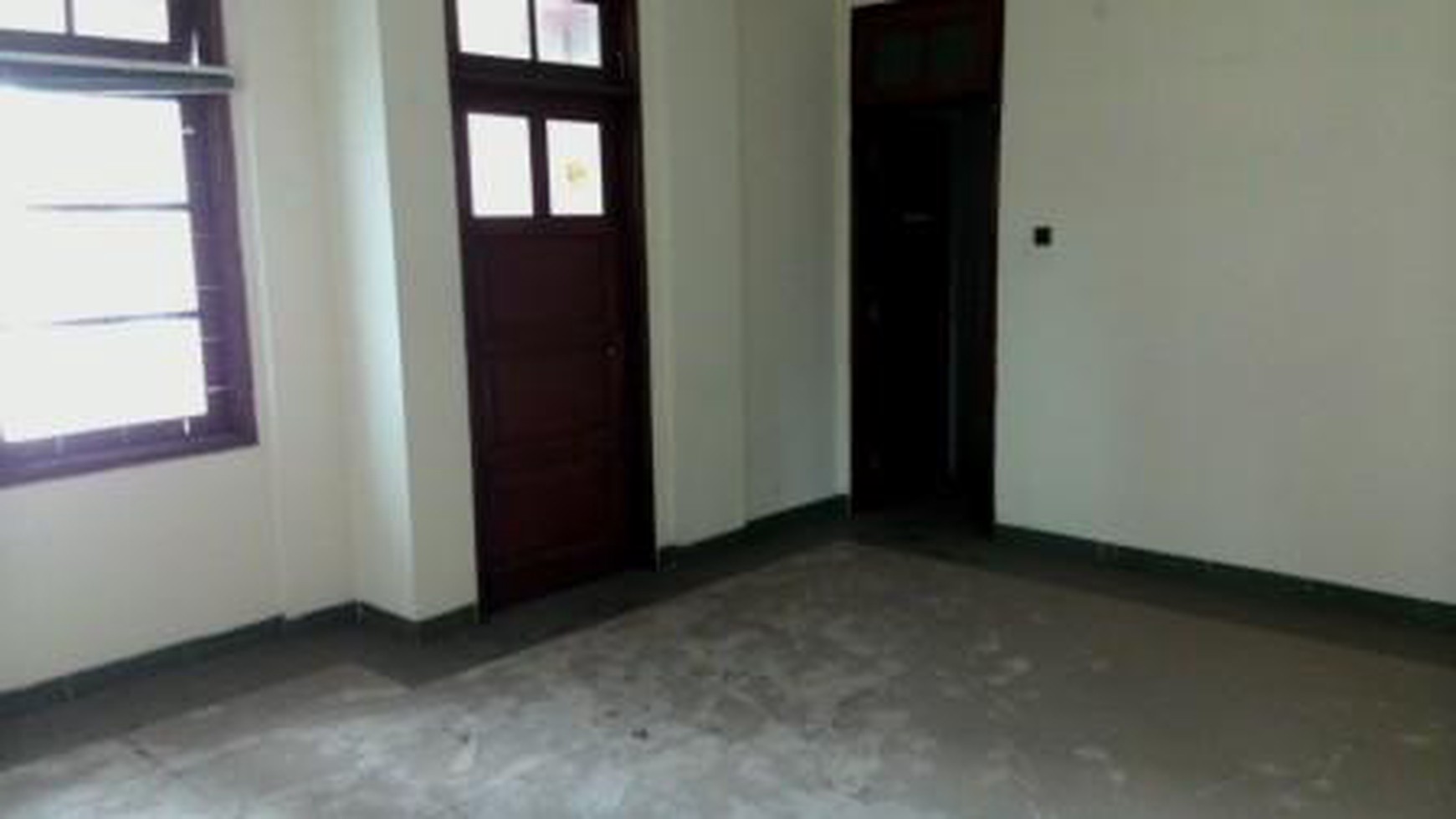 Rumah 3 lantai di area komersial, Menteng, Jakarta Pusat