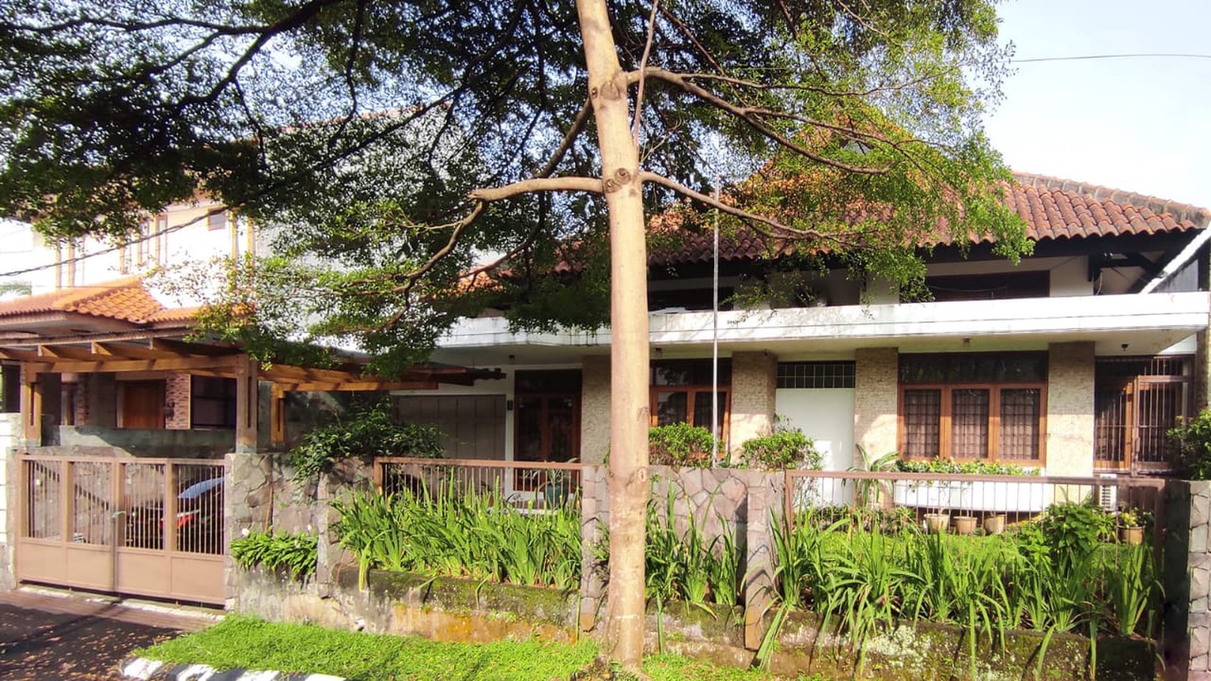 RUMAH TINGGAL di ISTANA REGENSI 2 LOKASI STRATEGIS PUSAT KOTA BANDUNG. Cluster One Gate System