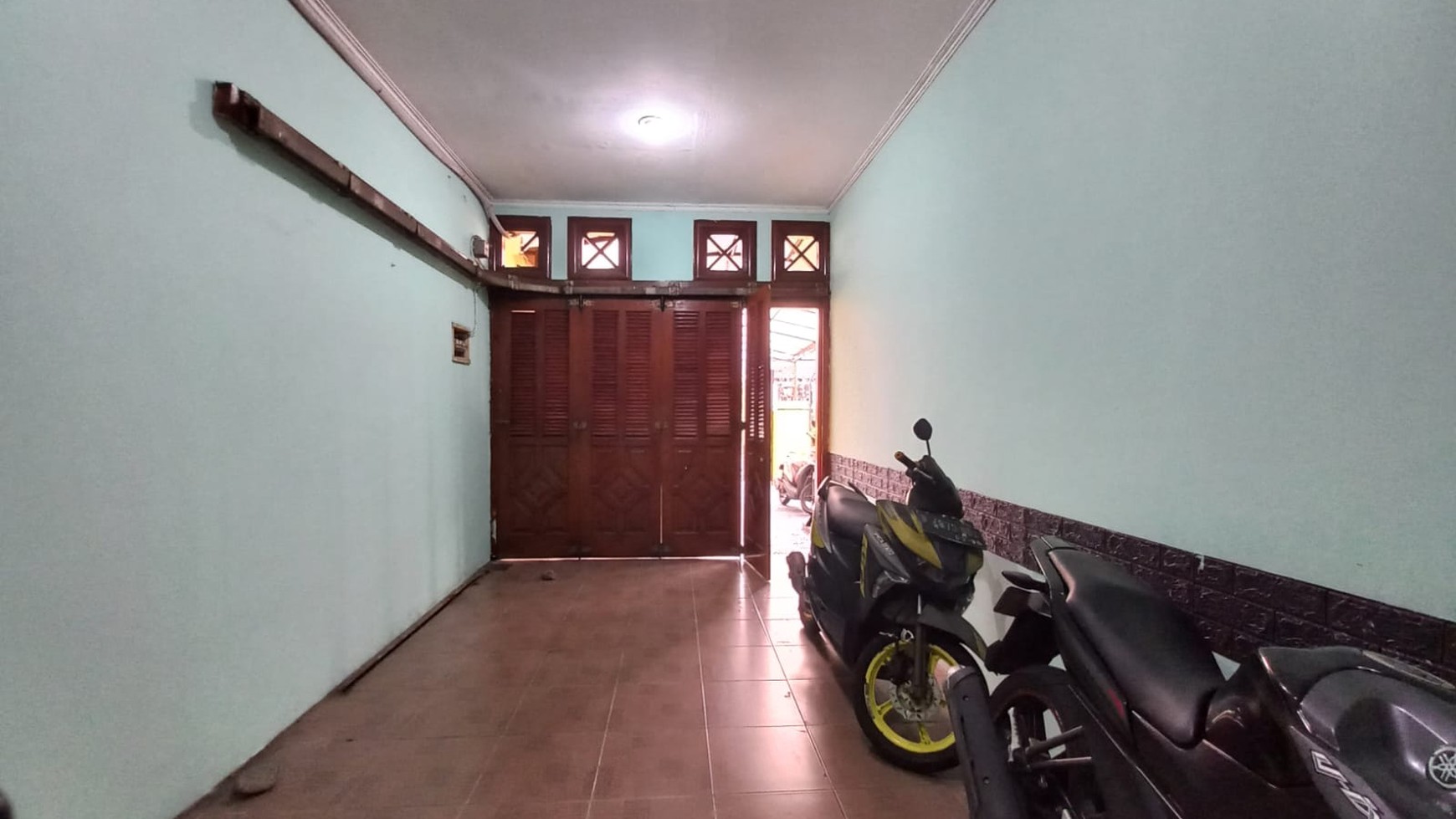 Rumah Bagus Konsep Terbuka Luas di Kebon Jeruk Jakarta Barat semi Furnished