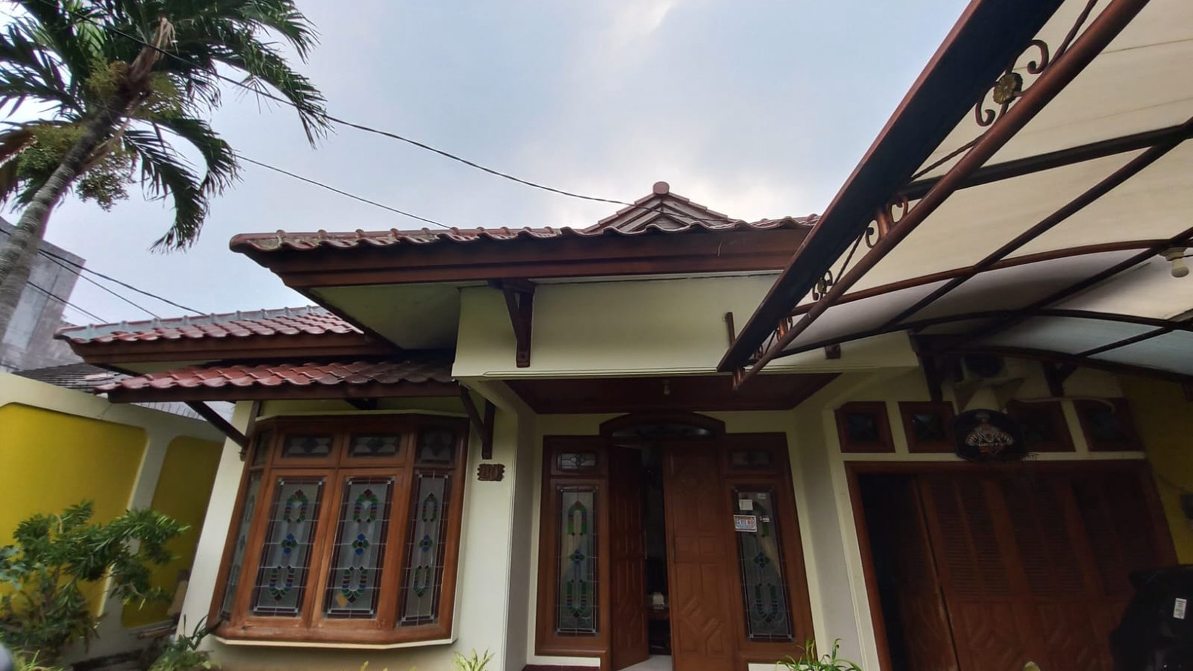 Rumah Bagus Konsep Terbuka Luas di Kebon Jeruk Jakarta Barat semi Furnished