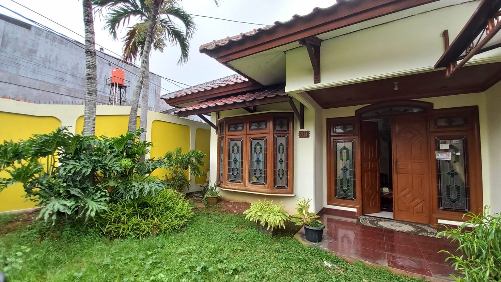 Rumah Bagus Konsep Terbuka Luas di Kebon Jeruk Jakarta Barat semi Furnished