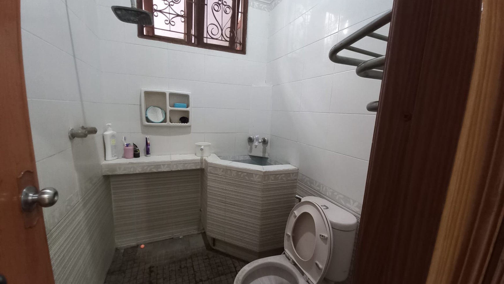 Rumah Bagus Konsep Terbuka Luas di Kebon Jeruk Jakarta Barat semi Furnished