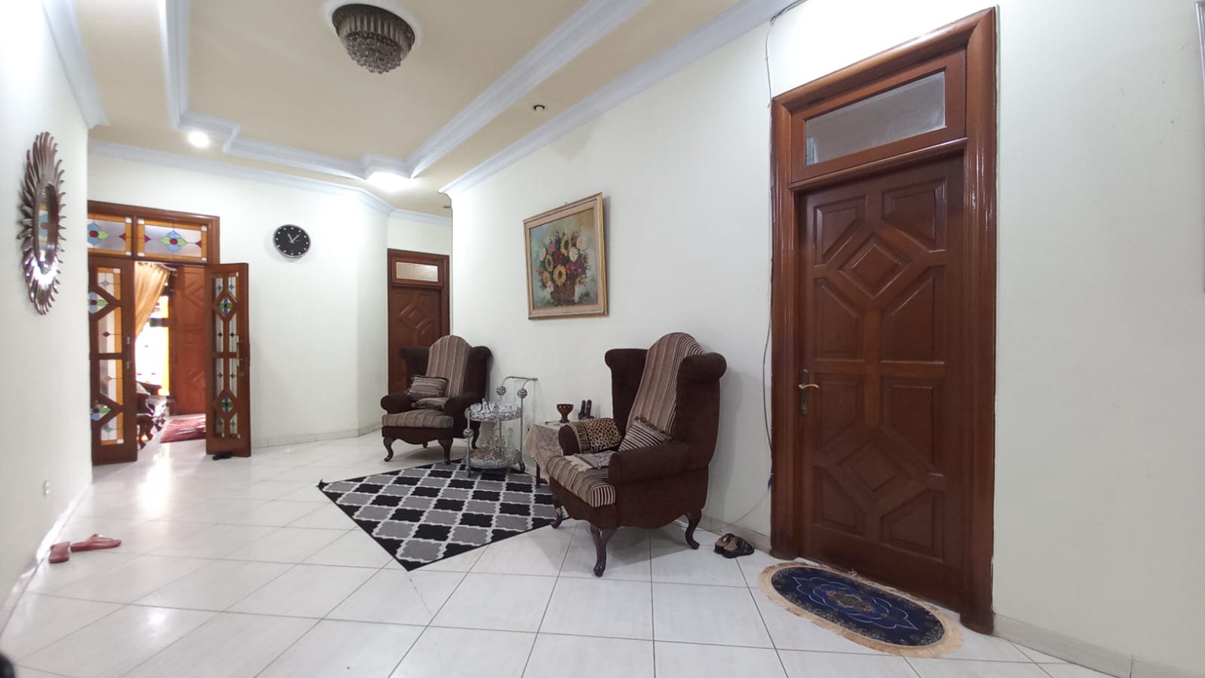 Rumah Bagus Konsep Terbuka Luas di Kebon Jeruk Jakarta Barat semi Furnished