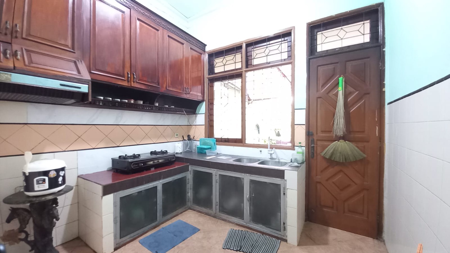 Rumah Bagus Konsep Terbuka Luas di Kebon Jeruk Jakarta Barat semi Furnished