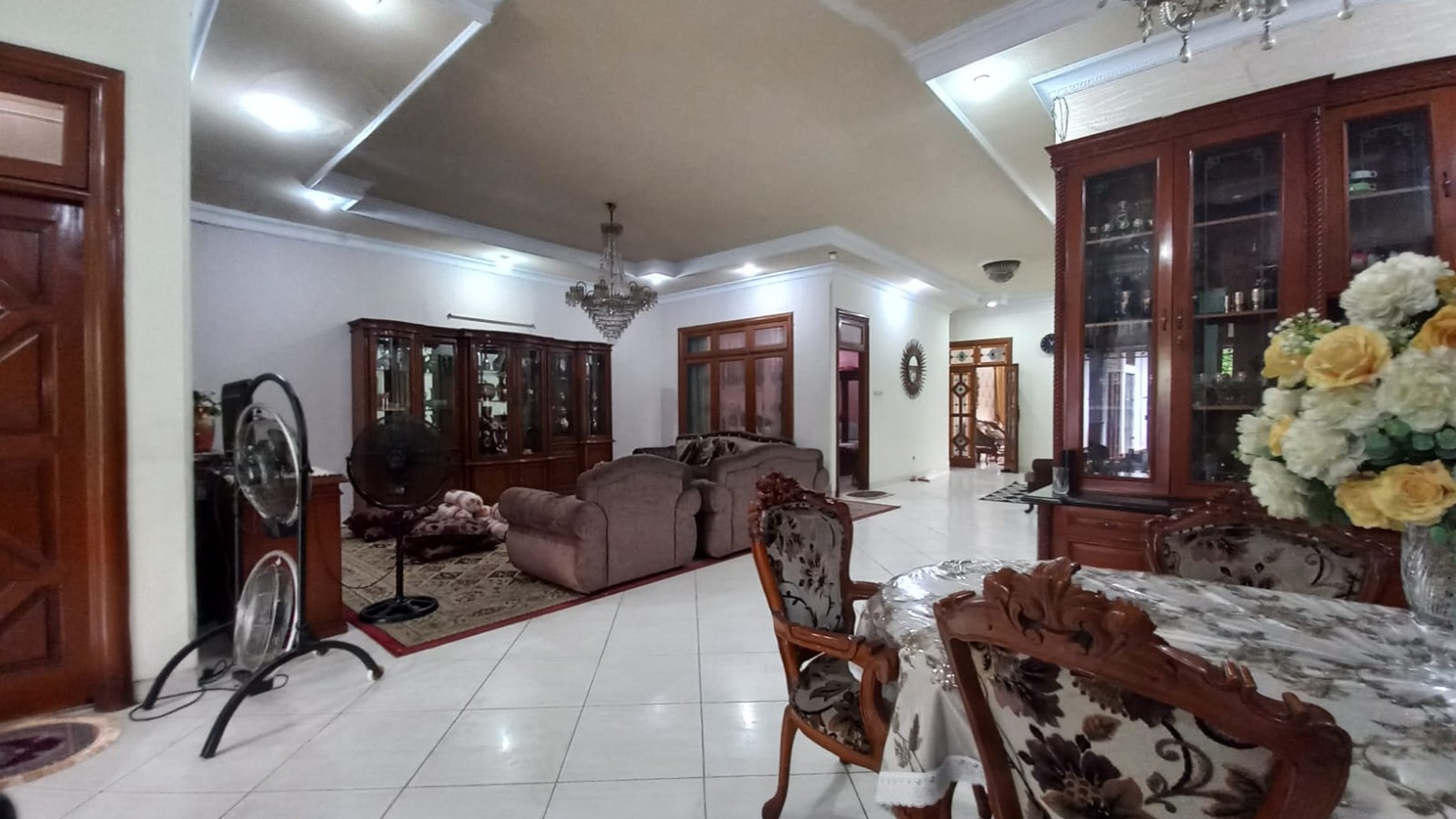 Rumah Bagus Konsep Terbuka Luas di Kebon Jeruk Jakarta Barat semi Furnished