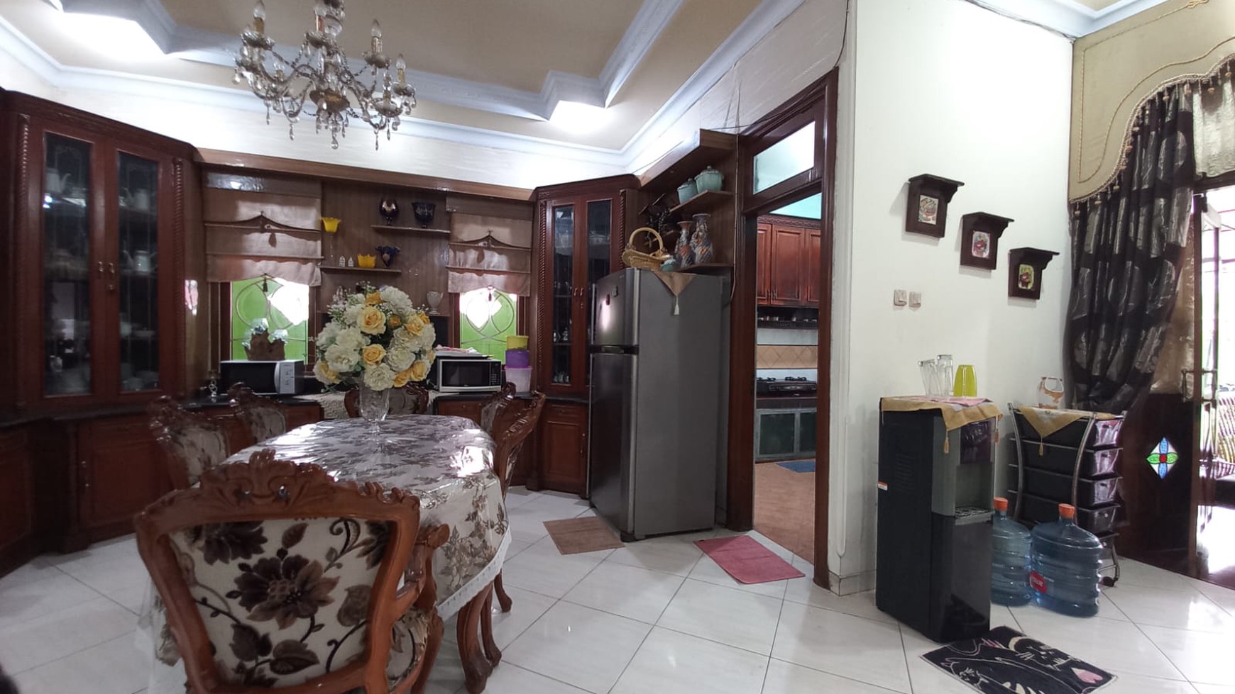 Rumah Bagus Konsep Terbuka Luas di Kebon Jeruk Jakarta Barat semi Furnished