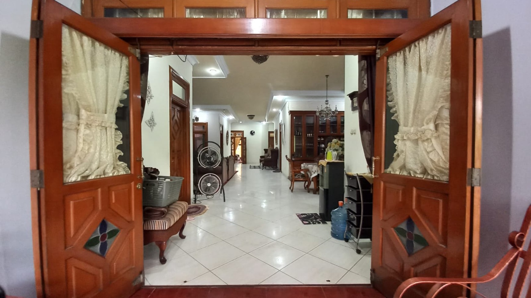 Rumah Bagus Konsep Terbuka Luas di Kebon Jeruk Jakarta Barat semi Furnished