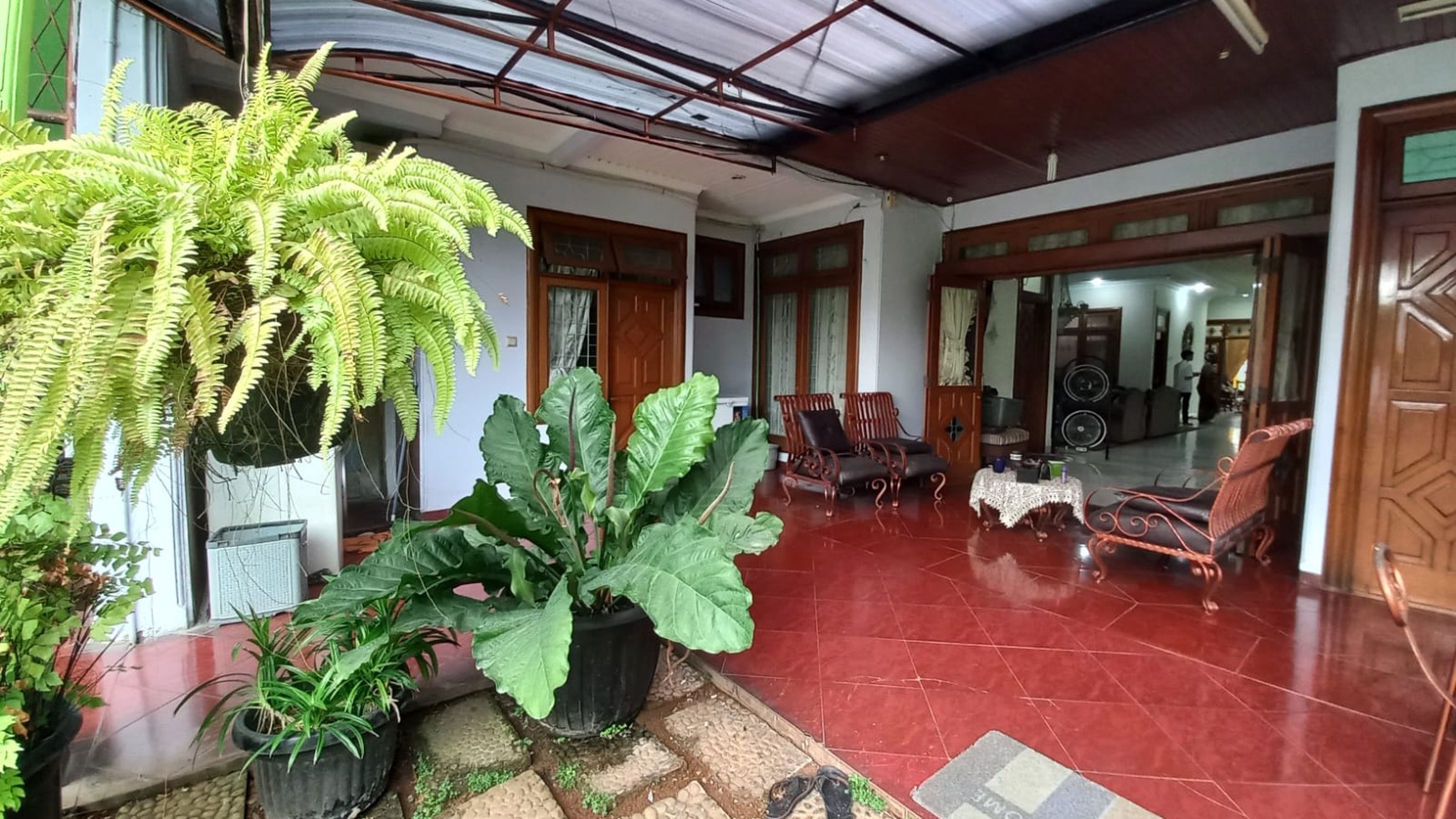 Rumah Bagus Konsep Terbuka Luas di Kebon Jeruk Jakarta Barat semi Furnished