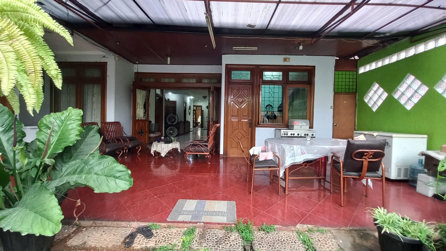 Rumah Bagus Konsep Terbuka Luas di Kebon Jeruk Jakarta Barat semi Furnished