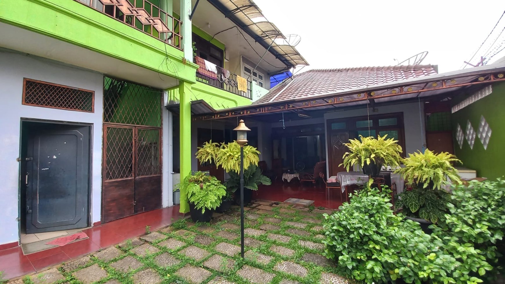 Rumah Bagus Konsep Terbuka Luas di Kebon Jeruk Jakarta Barat semi Furnished