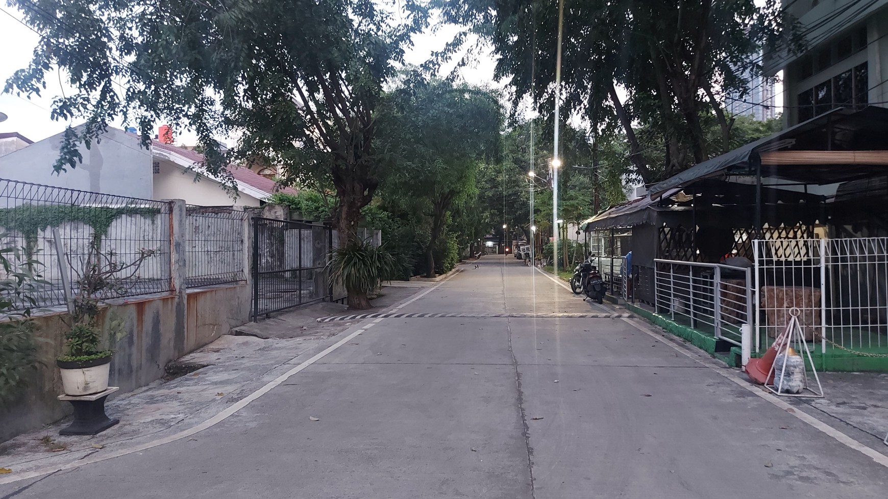 Rumah hoek dan kost 20 kamar di Rajawali Selatan, Gunung Sahari