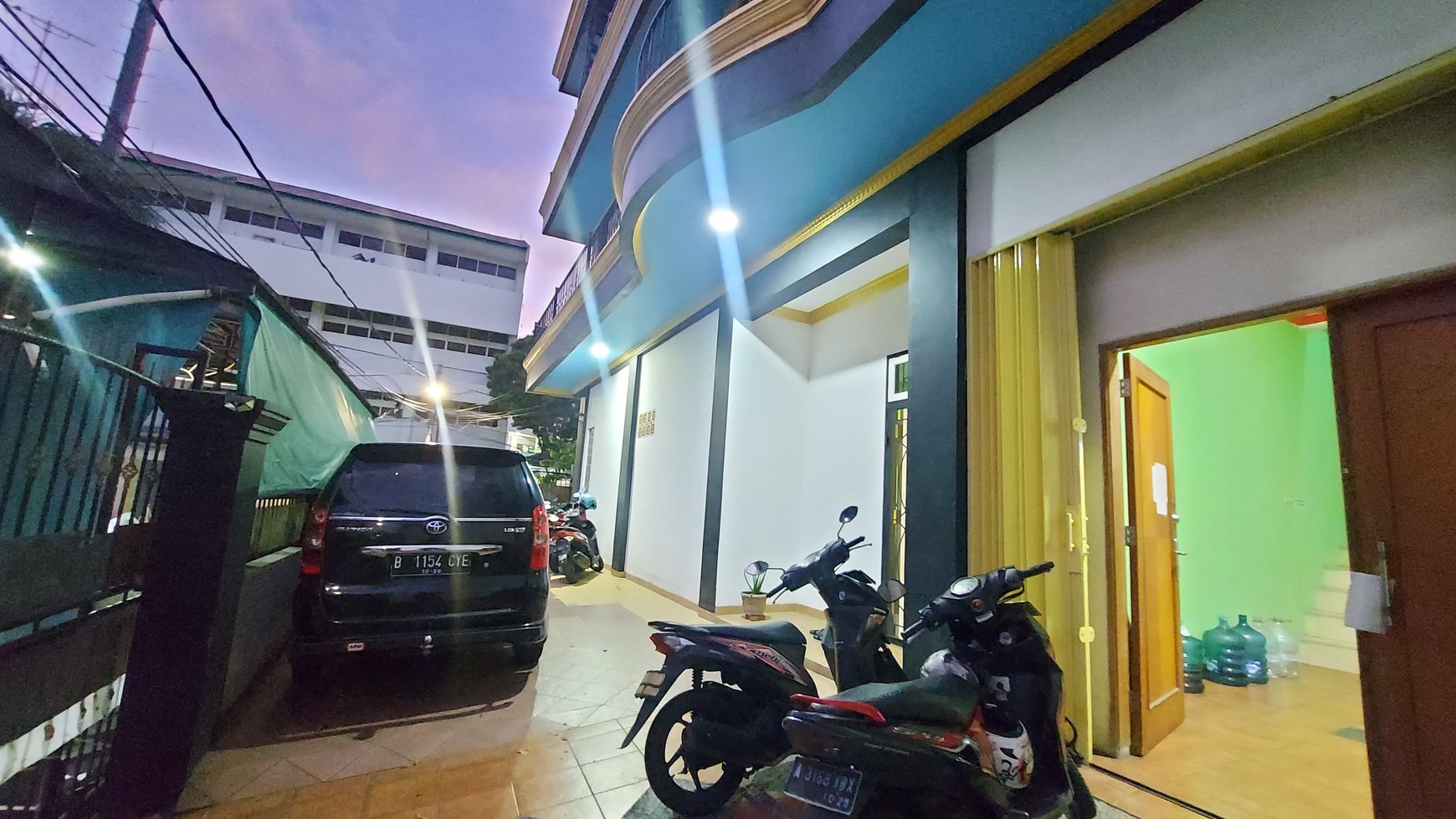 Rumah hoek dan kost 20 kamar di Rajawali Selatan, Gunung Sahari