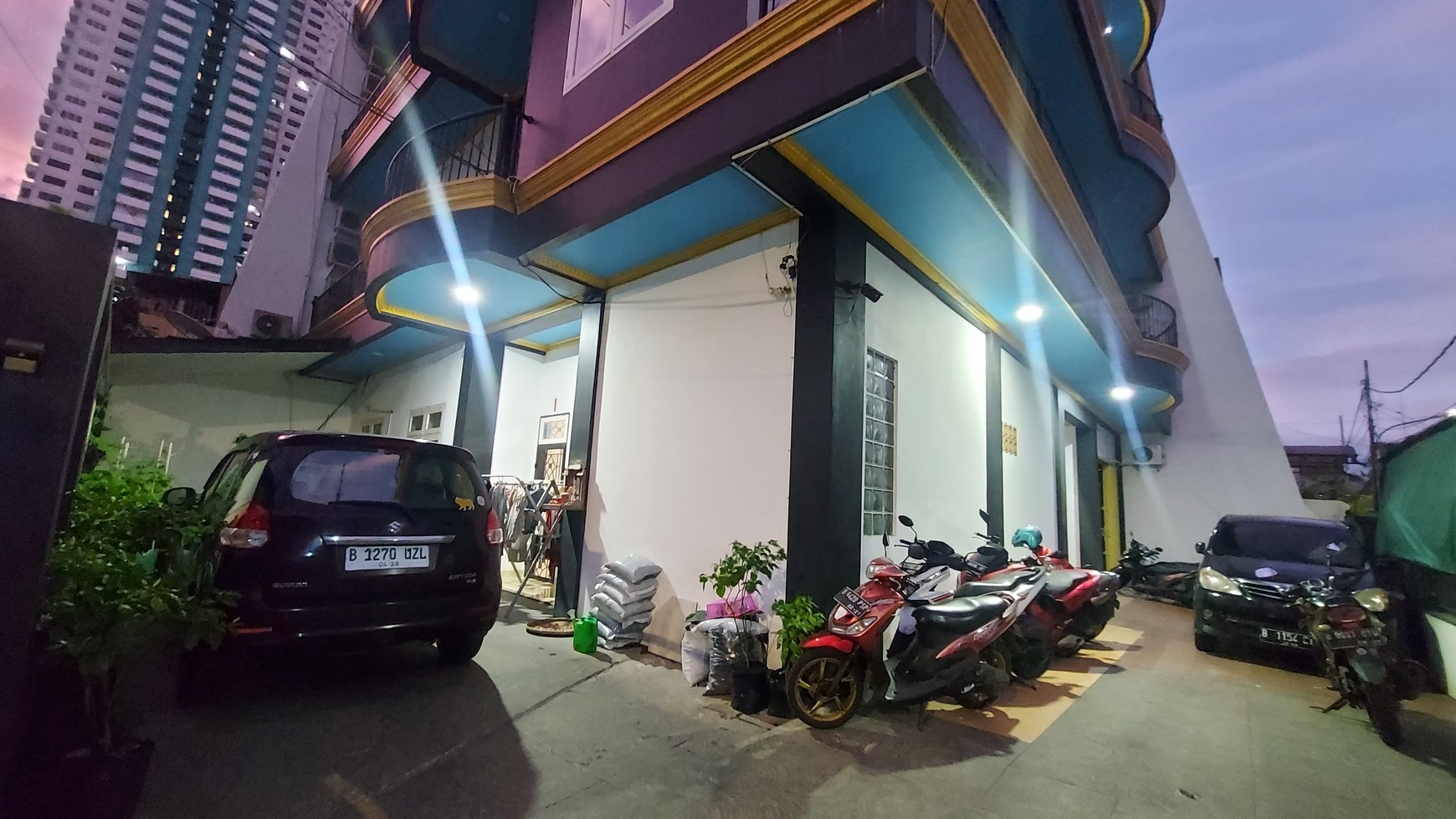 Rumah hoek dan kost 20 kamar di Rajawali Selatan, Gunung Sahari