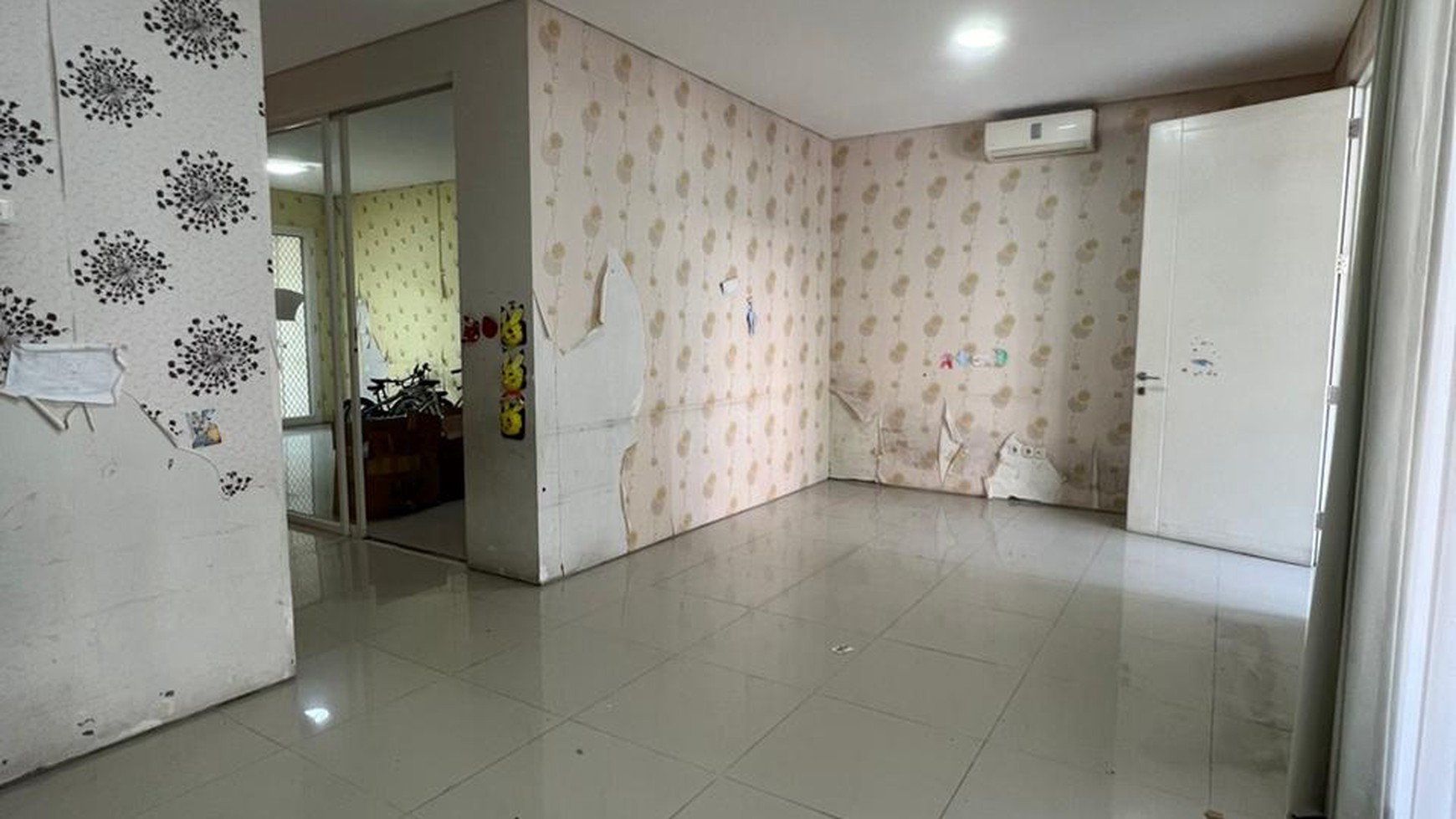 3 M-an Rumah Royal Residence Wiyung Surabaya TerLUAS 9'20 BONUS Semi Furnished , Carport 2 Mobil LUAS