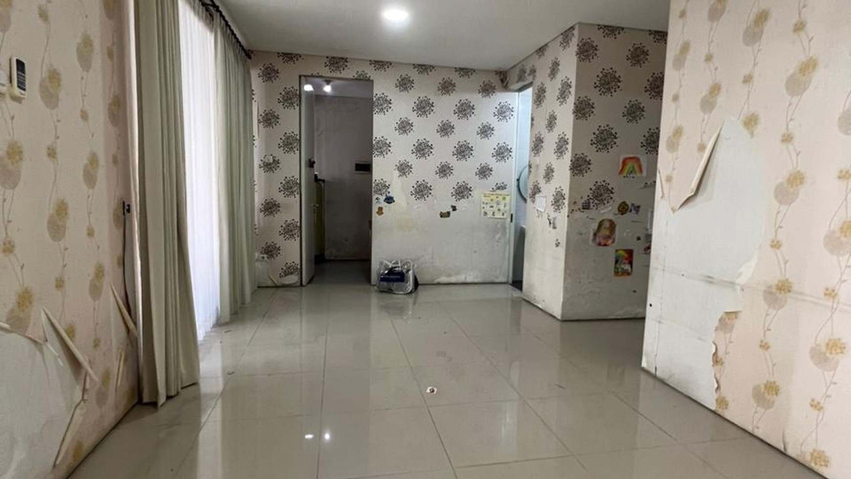 3 M-an Rumah Royal Residence Wiyung Surabaya TerLUAS 9'20 BONUS Semi Furnished , Carport 2 Mobil LUAS