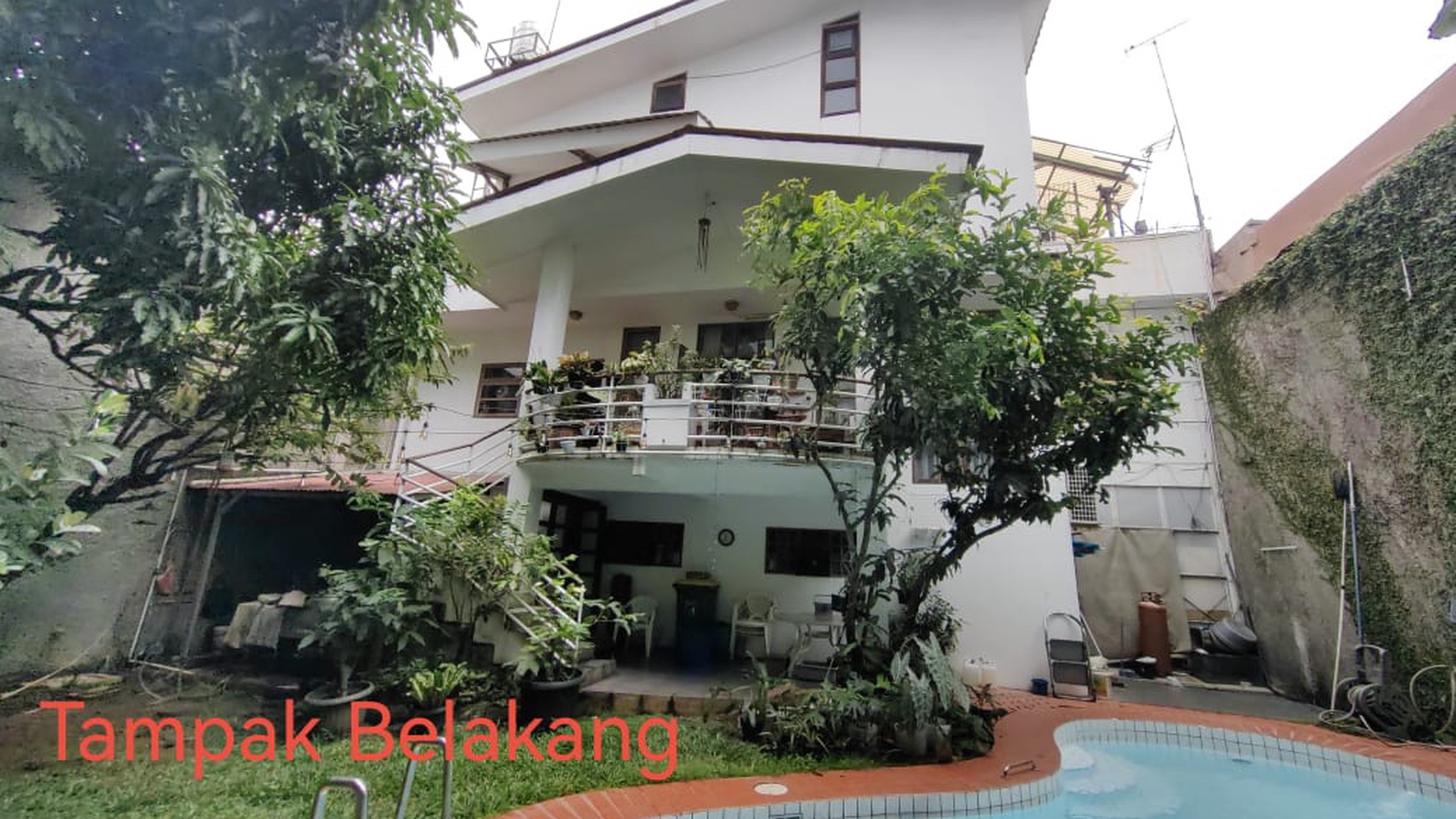 Rumah sunter pinggir jalan raya