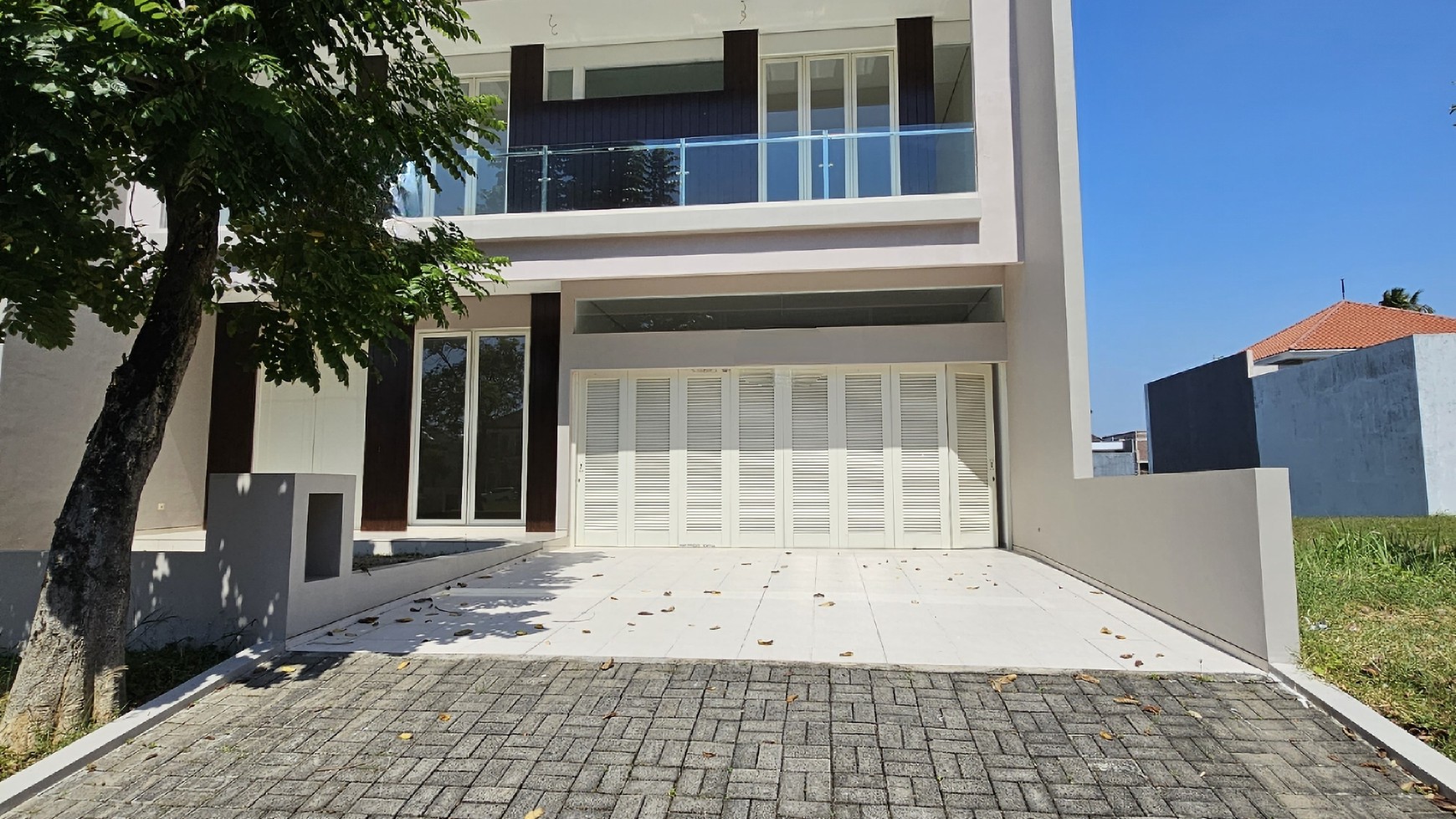 Dijual Rumah Baru Pakuwon Indah Cluster Lisbon - New Modern Garasi Carport 4 Mobil