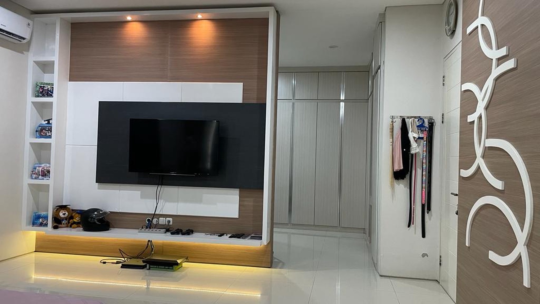 Dijual Rumah Royal Residence SEMI FURNISHED Modern Mewah + Garasi 4 Mobil + Taman Asri LUAS