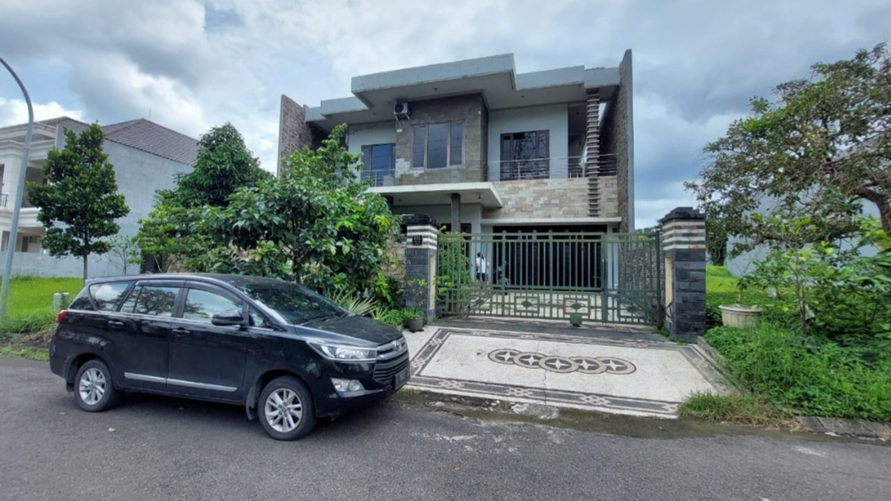 Rumah Pakuwon Indah Imperial Golf - MURAH 20jt-an/m2 BONUS Bangunan KOKOH + Garasi Carport 4 Mobil - Spesial Row Jalan Lebar 4 Mobil