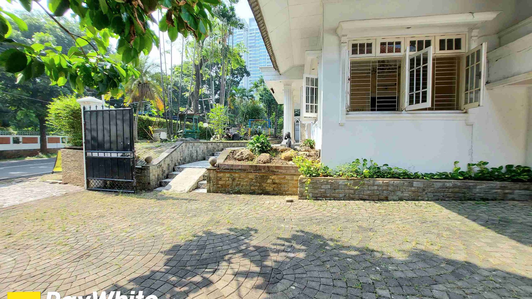 RUMAH DI BRAWIJAYA, KEBAYORAN BARU, JALAN BESAR DAN AKSES RAMAI