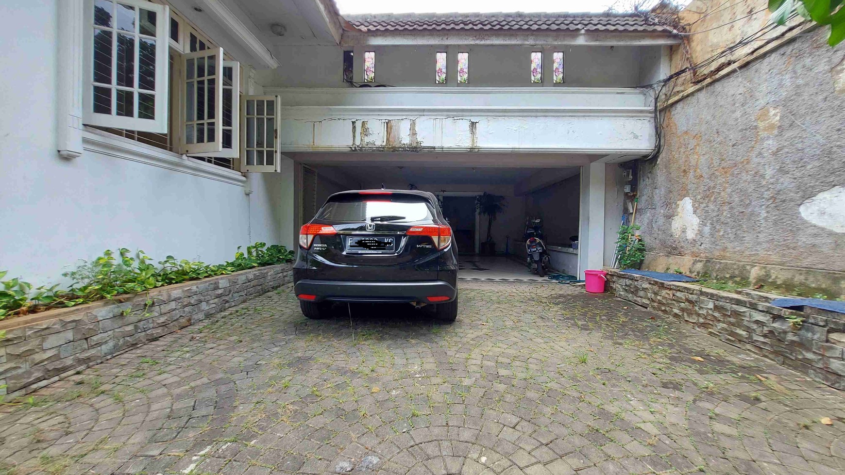 RUMAH DI BRAWIJAYA, KEBAYORAN BARU, JALAN BESAR DAN AKSES RAMAI