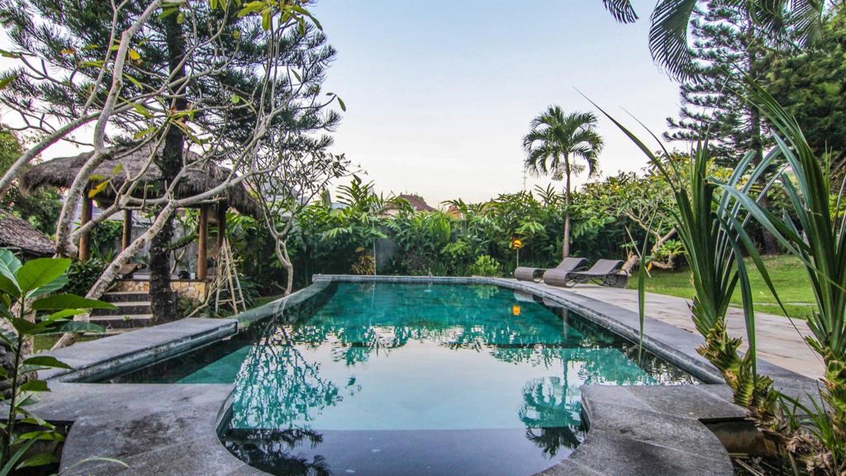 Freehold Tropical Villa Sitting on Big Land In Batu Bolong, Canggu