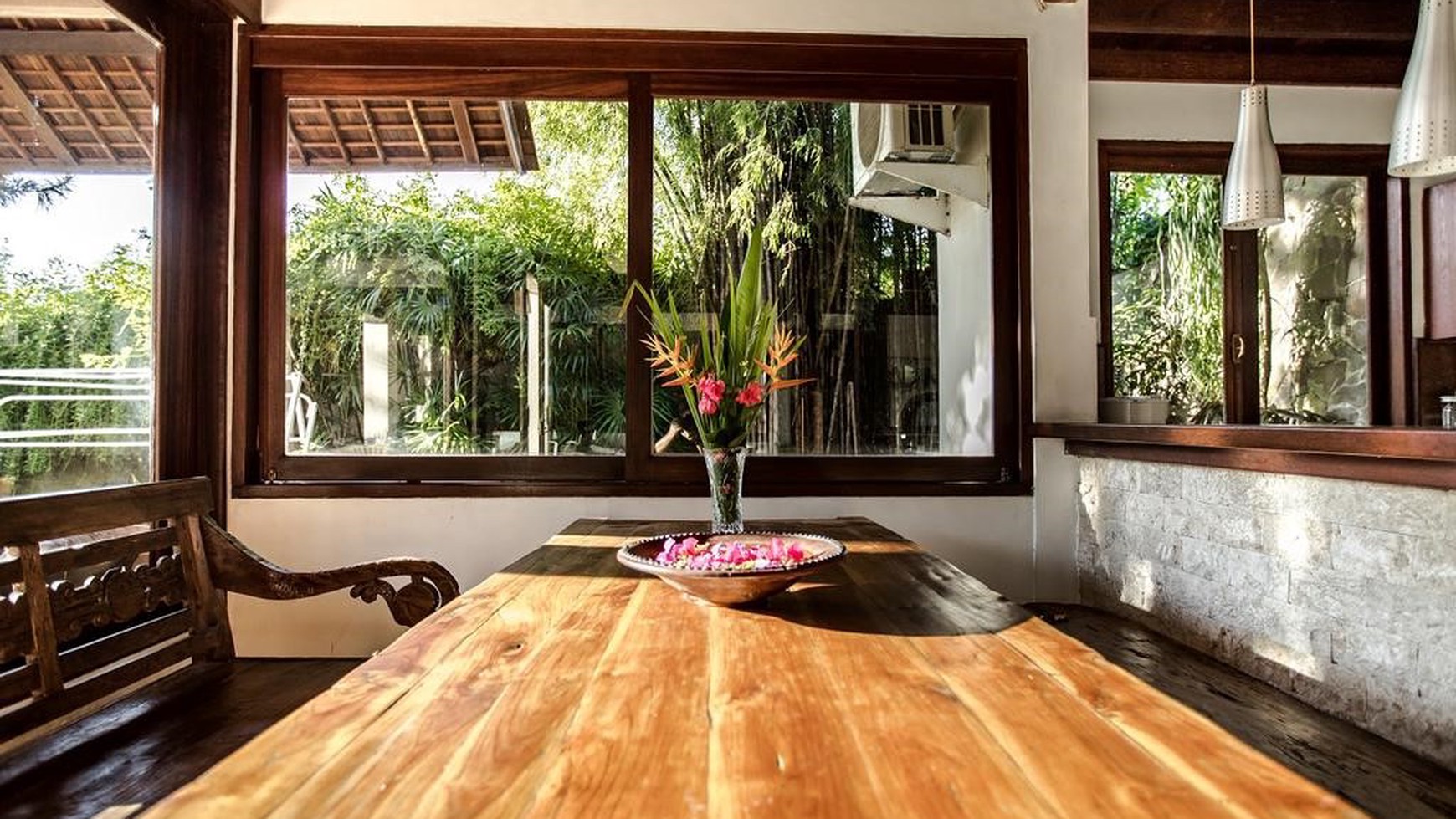 Freehold Tropical Villa Sitting on Big Land In Batu Bolong, Canggu