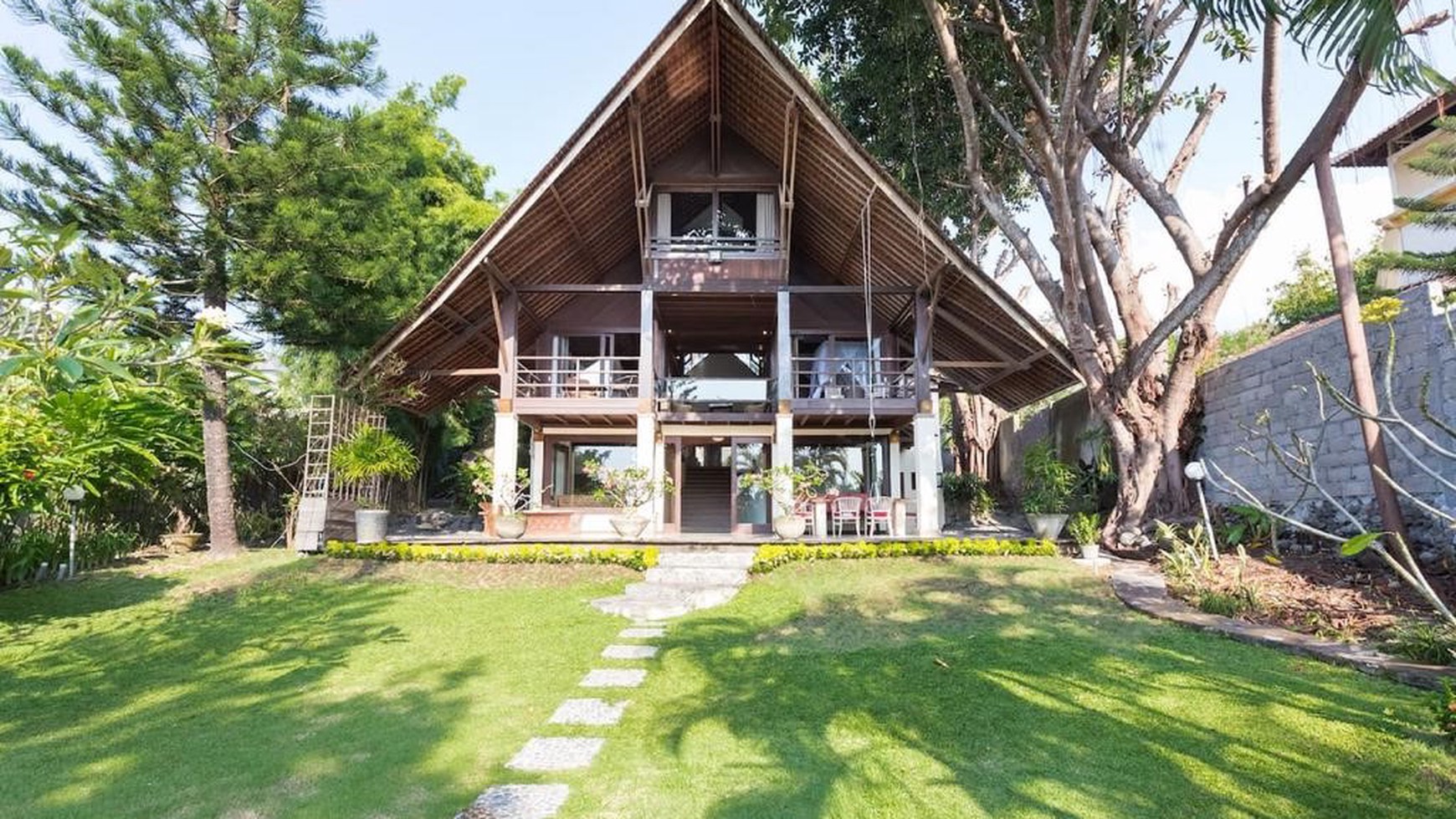 Freehold Tropical Villa Sitting on Big Land In Batu Bolong, Canggu