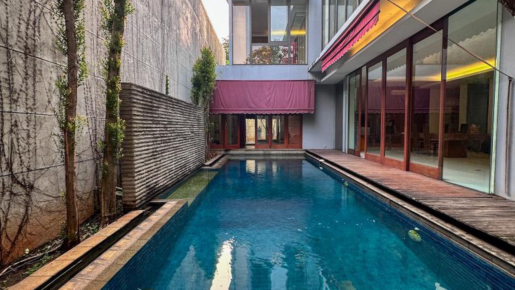 Rumah Cantik Terawat, Siap Huni, Kemang