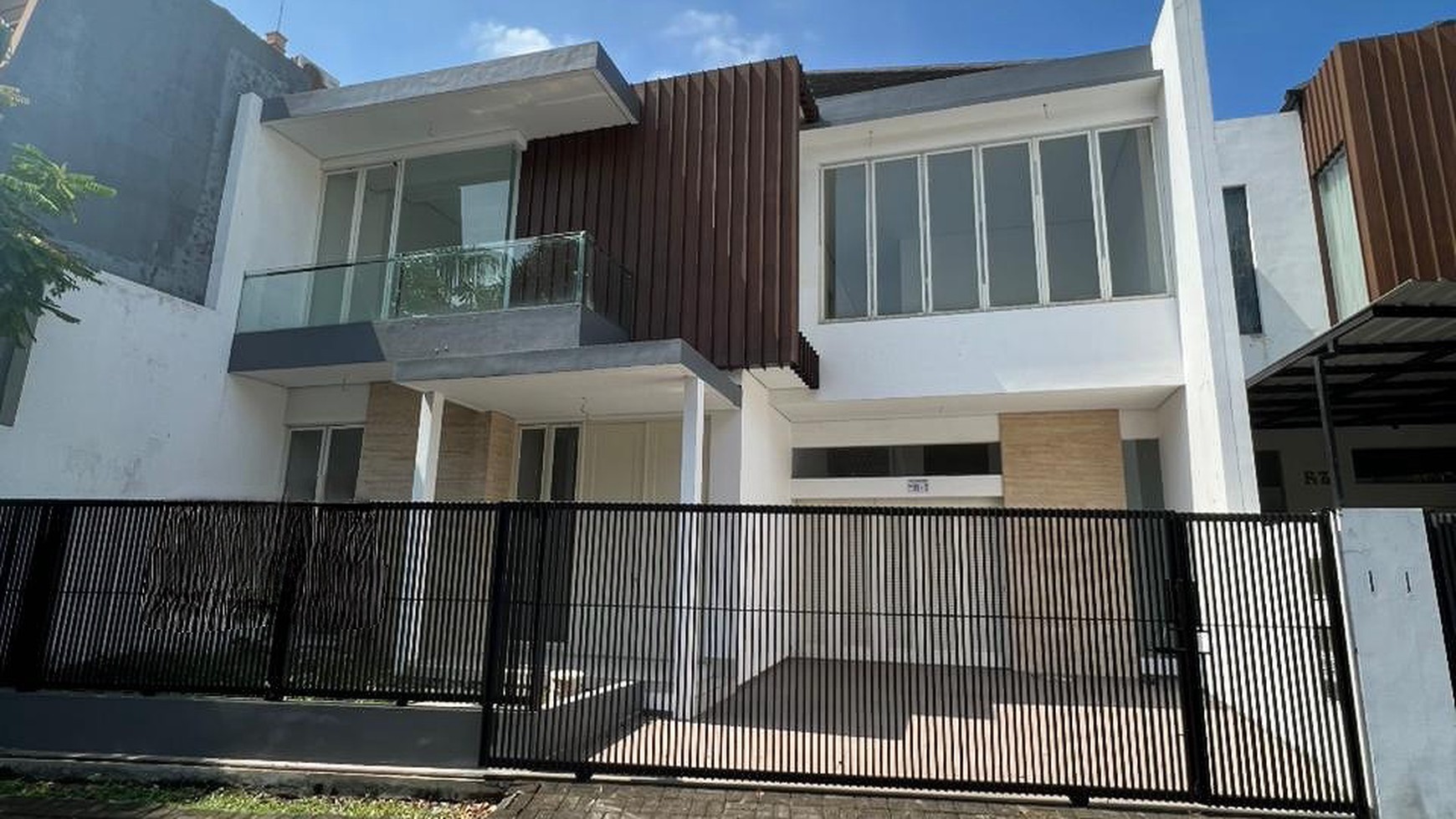 Dijual Rumah Villa Taman Gapura Citraland Surabaya- New Baru Modern - Garasi Carport 3 Mobil + PAGAR STRATEGIS dekat GWALK Citraland