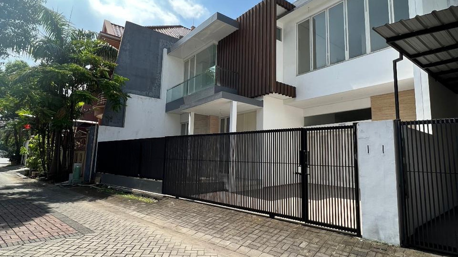 Dijual Rumah Villa Taman Gapura Citraland Surabaya- New Baru Modern - Garasi Carport 3 Mobil + PAGAR STRATEGIS dekat GWALK Citraland