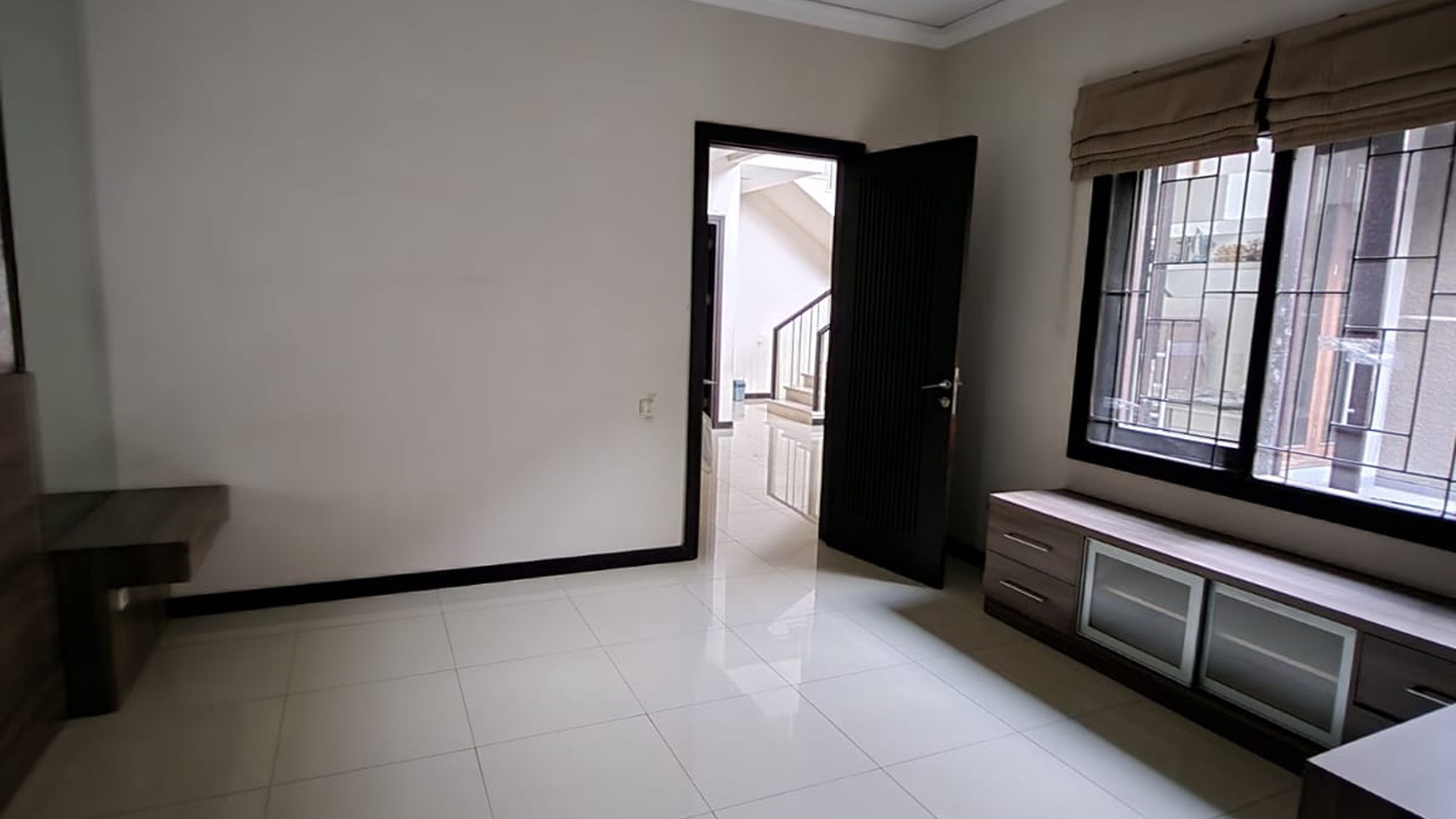 Dijual Rumah Royal Residence- Main Road RAYA Boulevard- TerMURAH- SEMI Furnished- Row Jalan Lebar 6 Mobil