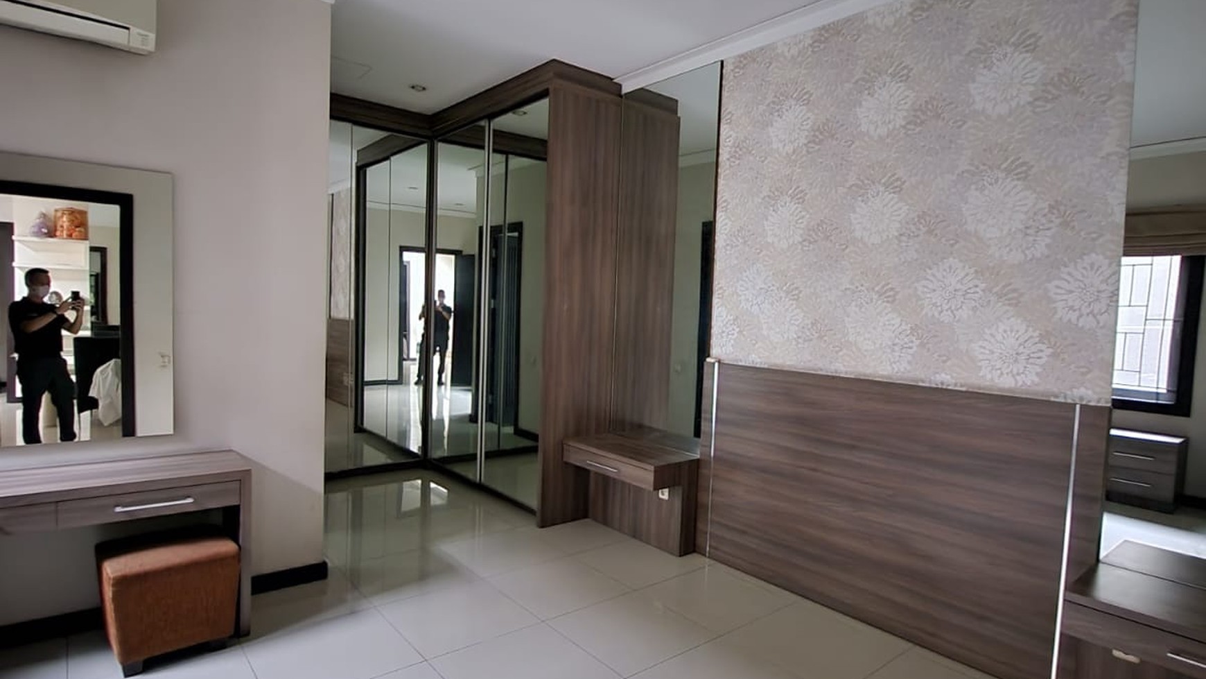 Dijual Rumah Royal Residence- Main Road RAYA Boulevard- TerMURAH- SEMI Furnished- Row Jalan Lebar 6 Mobil