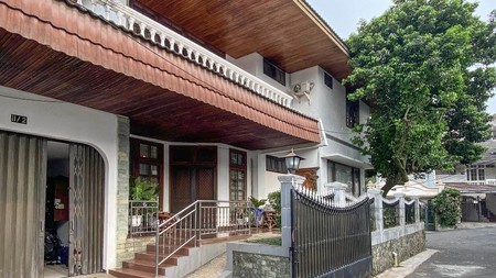 Rumah Mewah Ada Kolam Renang Pribadi Dan Taman Cantik Di Cirendeu